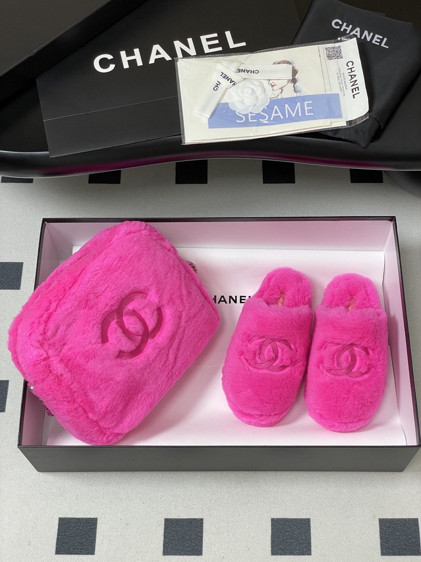 A pair of vibrant hot pink fluffy slippers featuring an embroidered interlocking CC logo on the top. - Hình 4