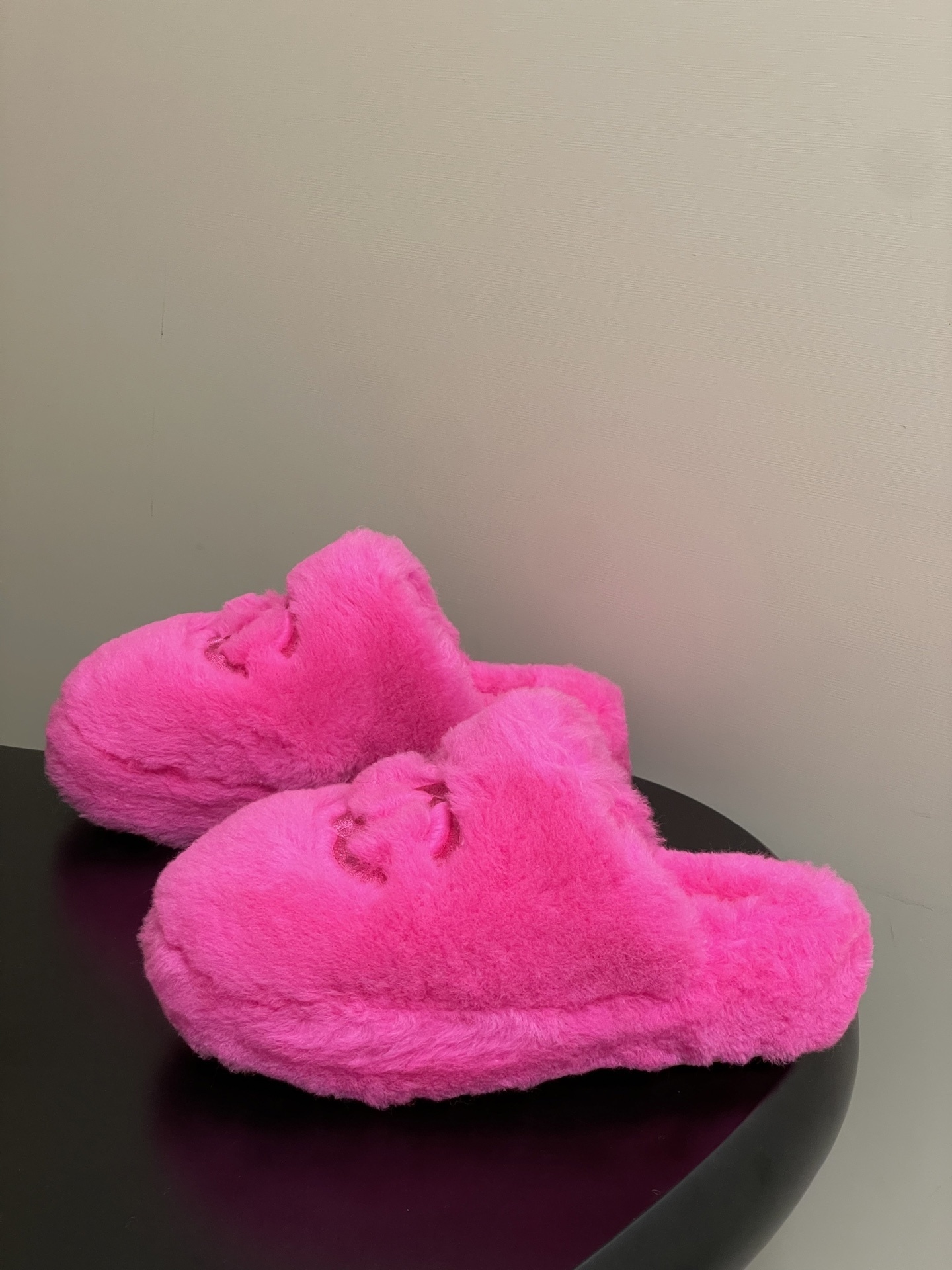 A pair of vibrant hot pink fluffy slippers featuring an embroidered interlocking CC logo on the top. - Hình 3