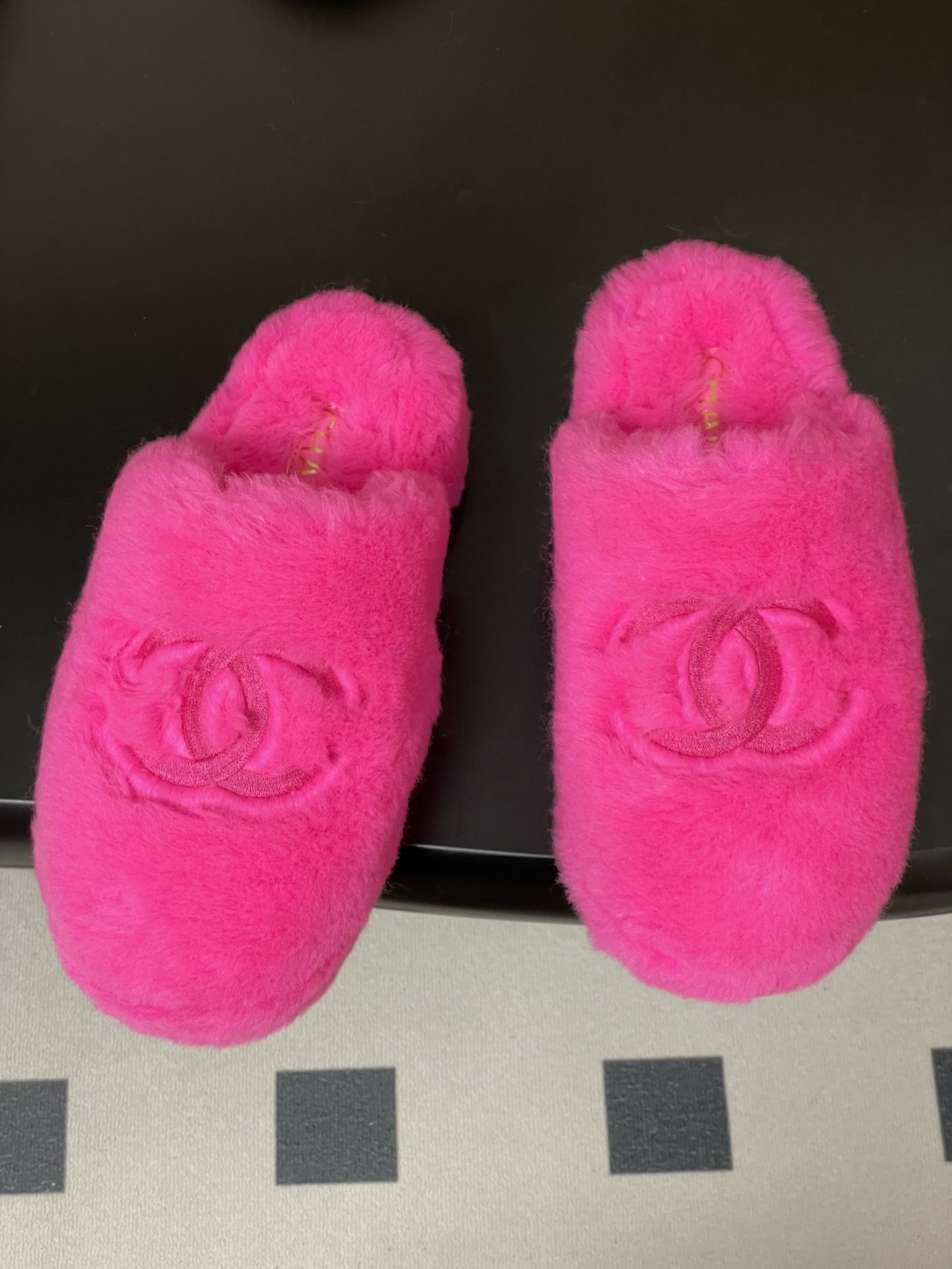 A pair of vibrant hot pink fluffy slippers featuring an embroidered interlocking CC logo on the top. - Hình 2