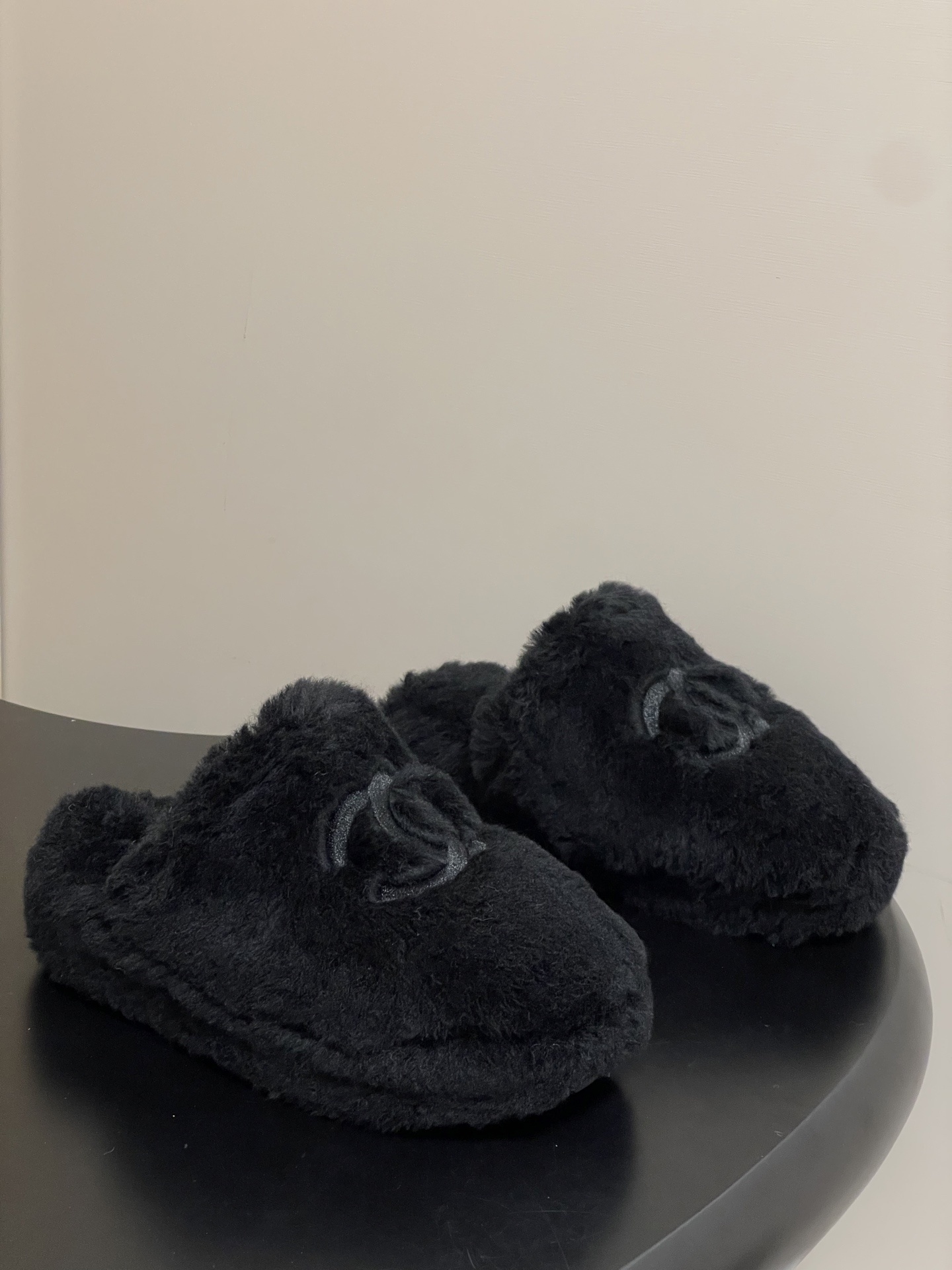 Luxury Black Faux Fur Slippers – Comfortable Plush Designer Slides