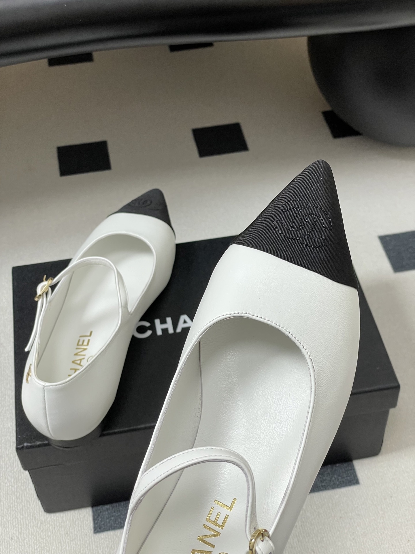 Pair of Chanel white leather Mary Jane flats with black pointed cap toes and gold CC logo detail - Hình 9