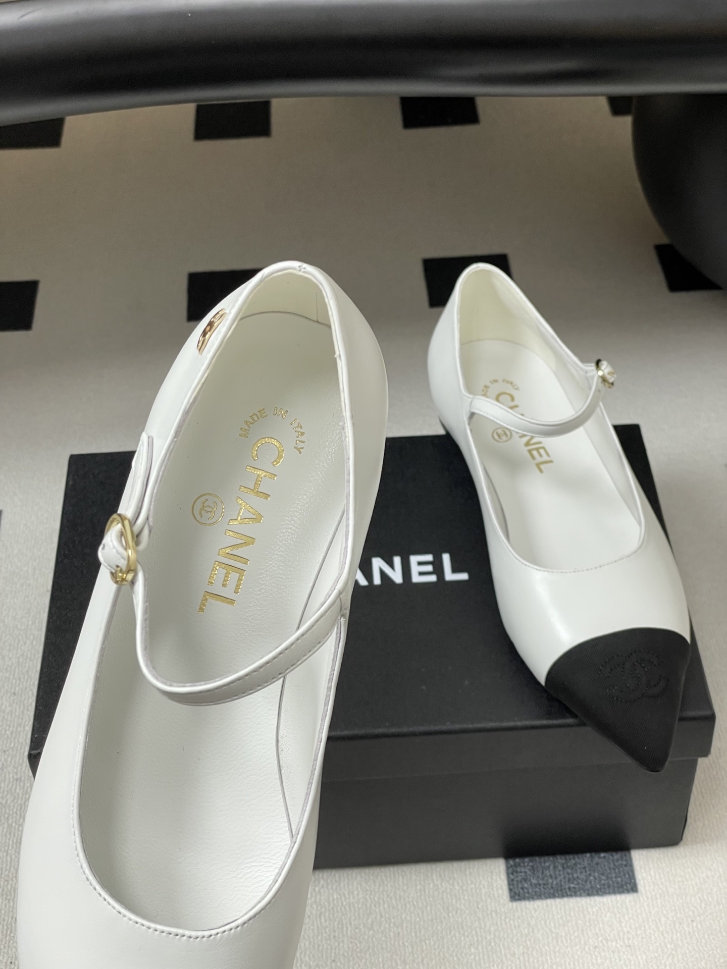 Pair of Chanel white leather Mary Jane flats with black pointed cap toes and gold CC logo detail - Hình 7