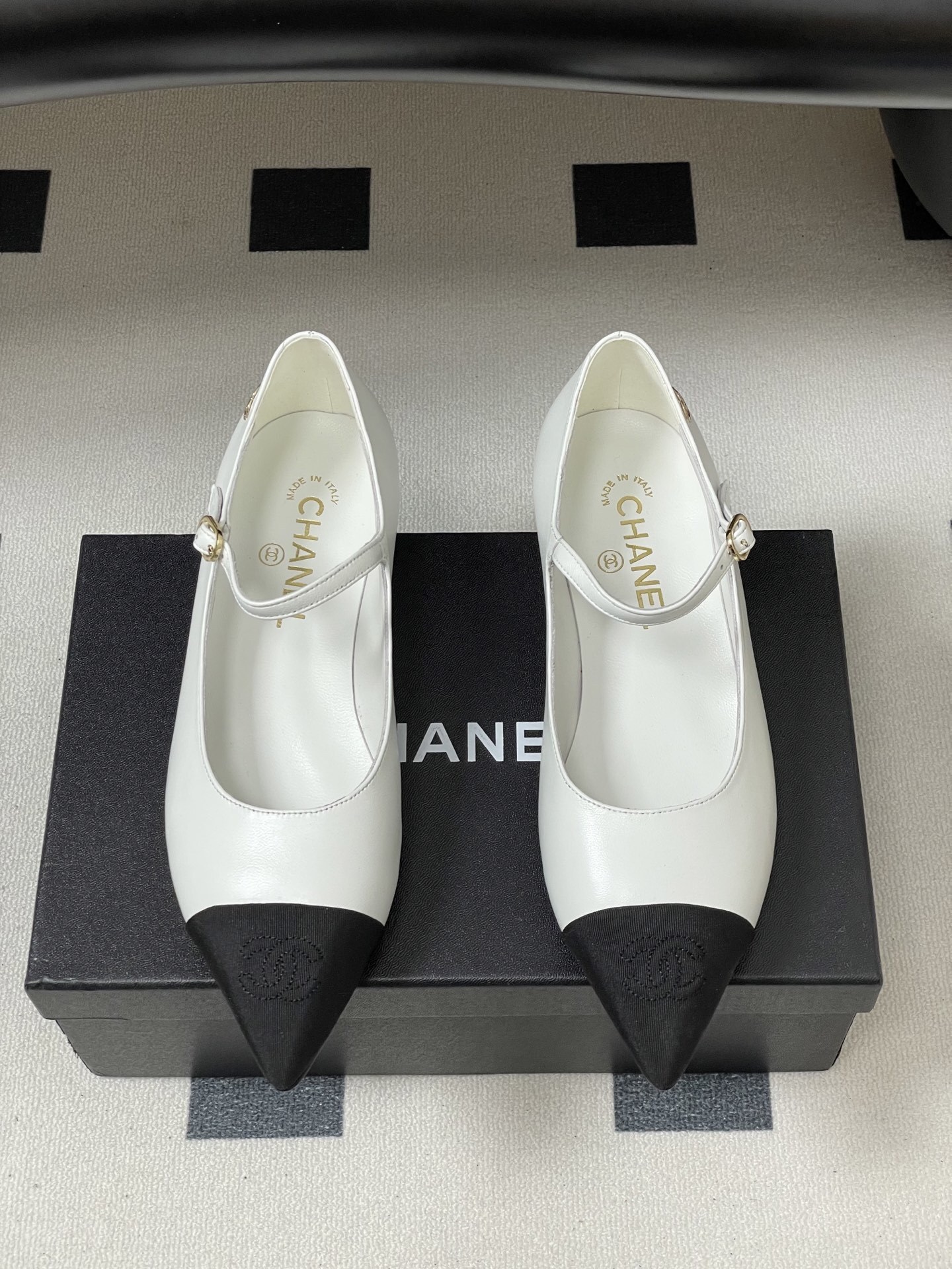 Pair of Chanel white leather Mary Jane flats with black pointed cap toes and gold CC logo detail - Hình 5