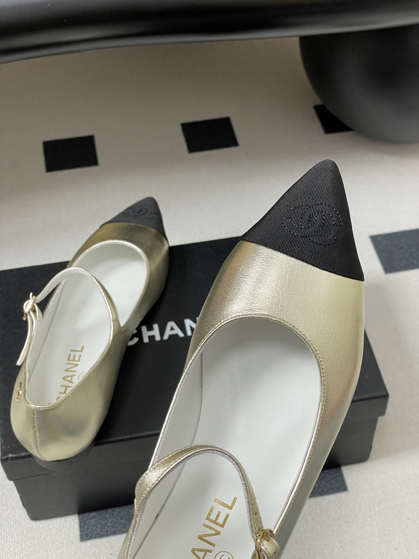 Chanel gold metallic leather Mary Jane flats with black pointed toe and gold CC logo - Hình 9