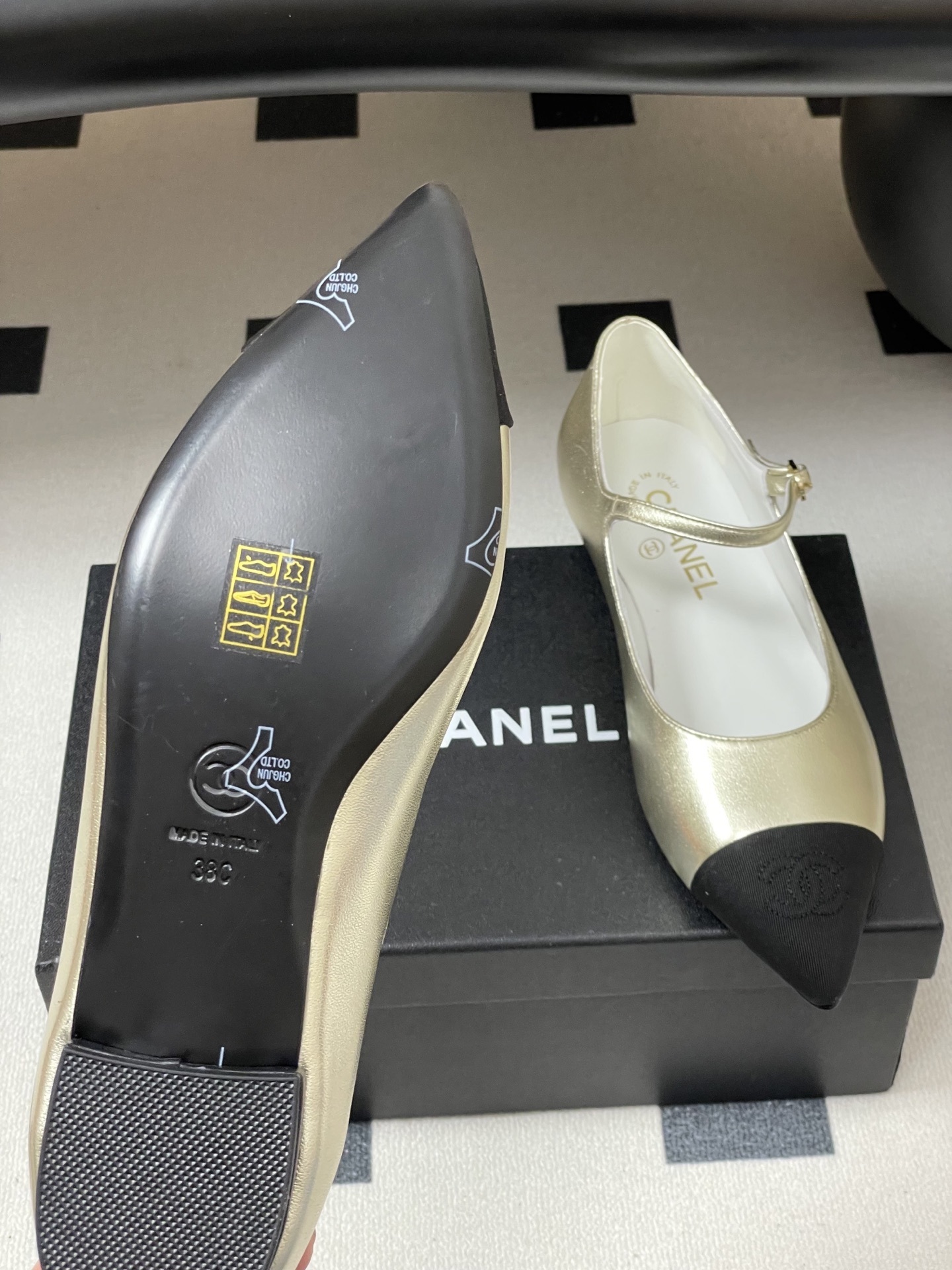 Chanel gold metallic leather Mary Jane flats with black pointed toe and gold CC logo - Hình 8