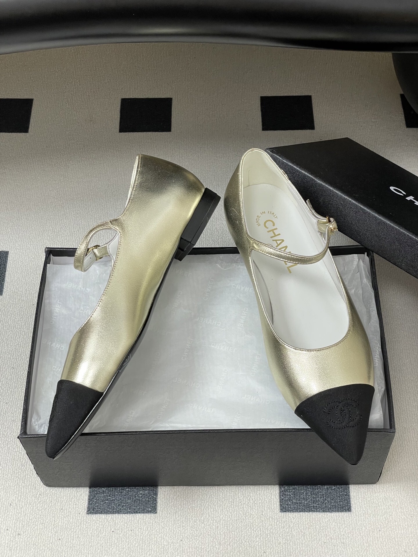 Chanel gold metallic leather Mary Jane flats with black pointed toe and gold CC logo - Hình 6