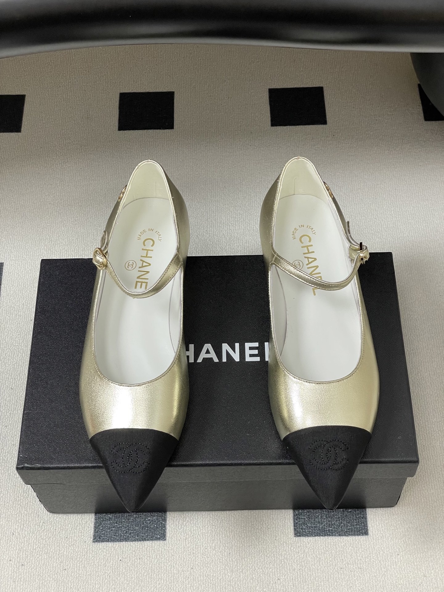 Chanel gold metallic leather Mary Jane flats with black pointed toe and gold CC logo - Hình 5