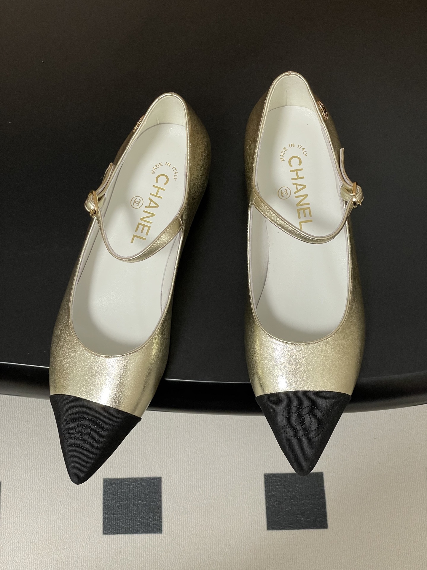 Chanel gold metallic leather Mary Jane flats with black pointed toe and gold CC logo - Hình 2