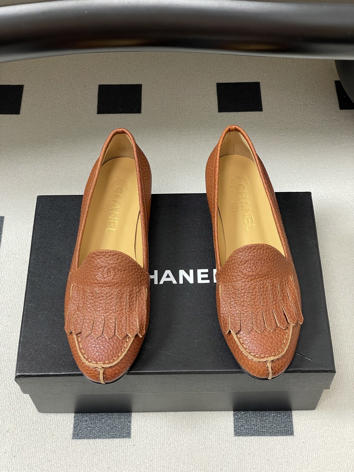 Authentic Chanel brown grained leather loafers with kiltie fringe and embossed CC logo detail - Hình 5