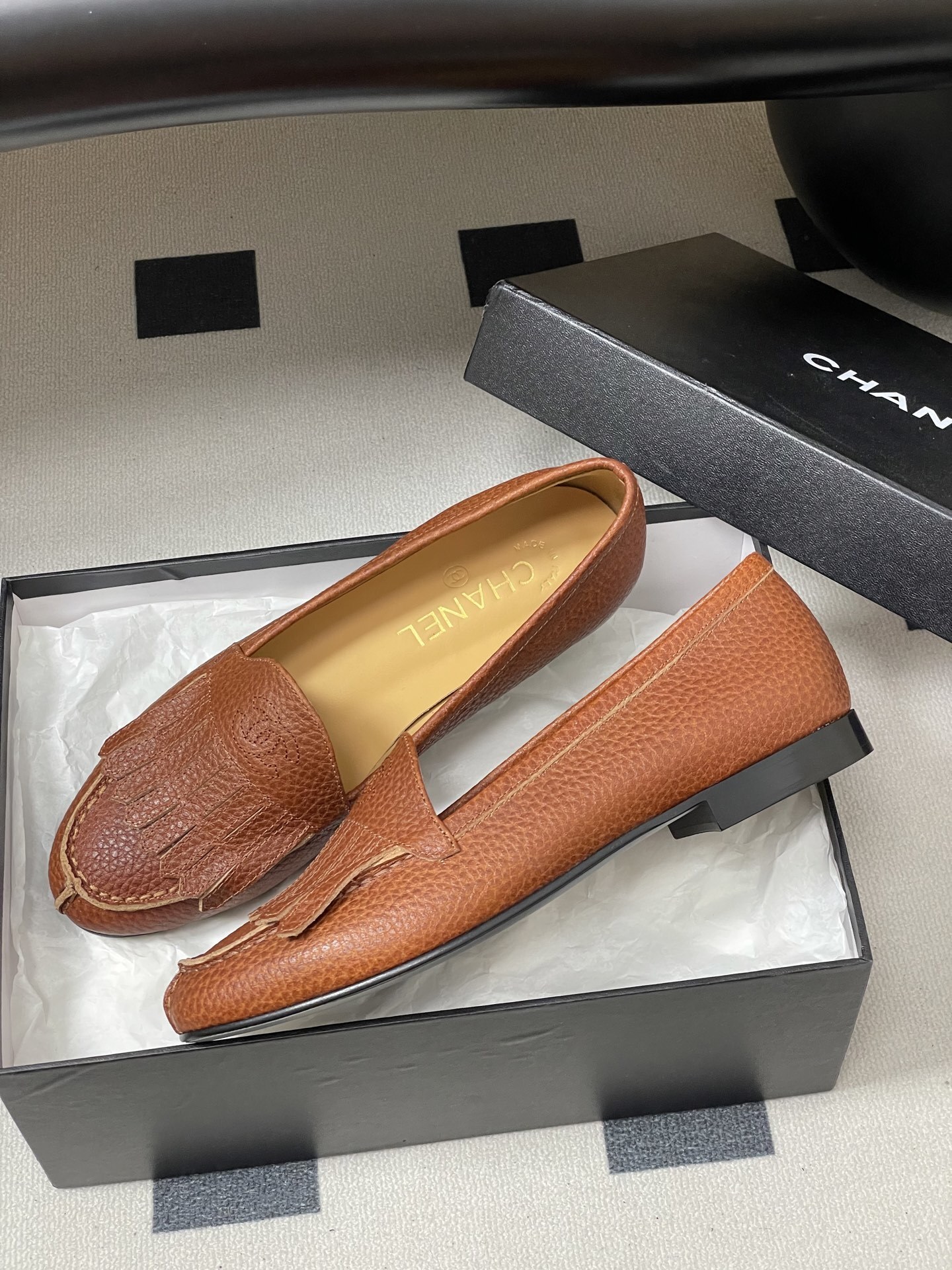 Authentic Chanel brown grained leather loafers with kiltie fringe and embossed CC logo detail - Hình 4