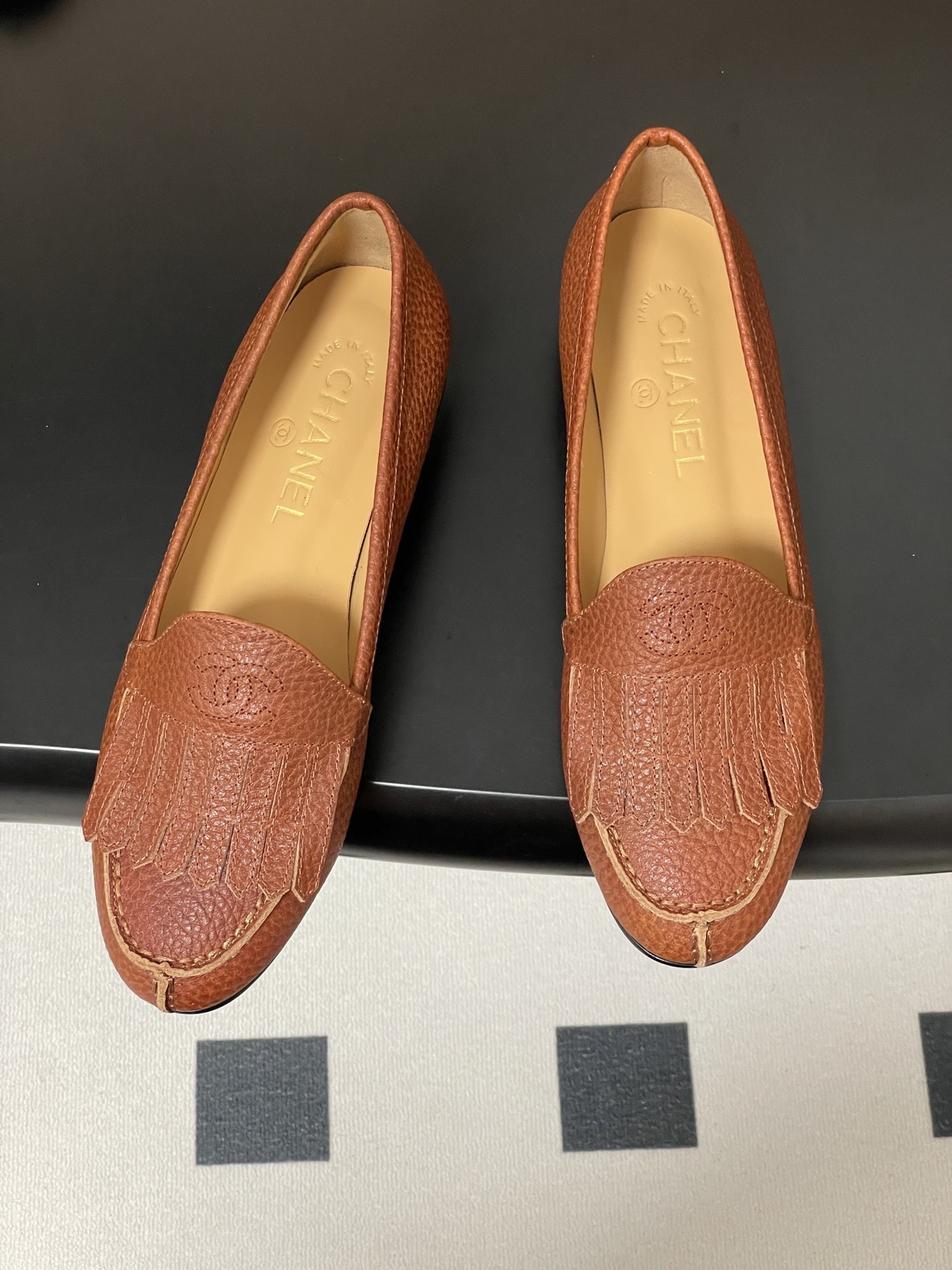 Authentic Chanel brown grained leather loafers with kiltie fringe and embossed CC logo detail - Hình 2