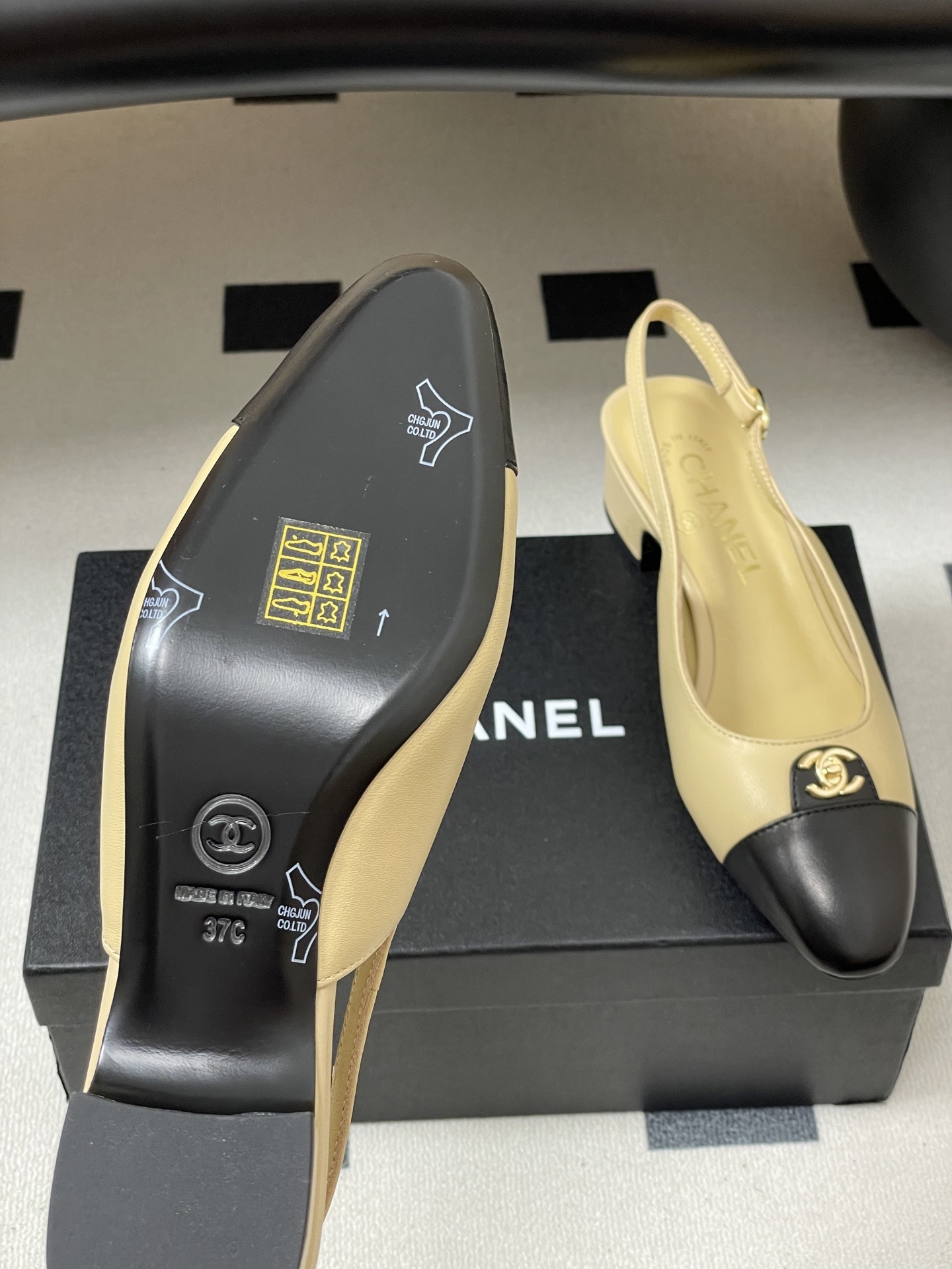 Classic Chanel Two-Tone Slingback Block Heel Pumps - Beige & Black