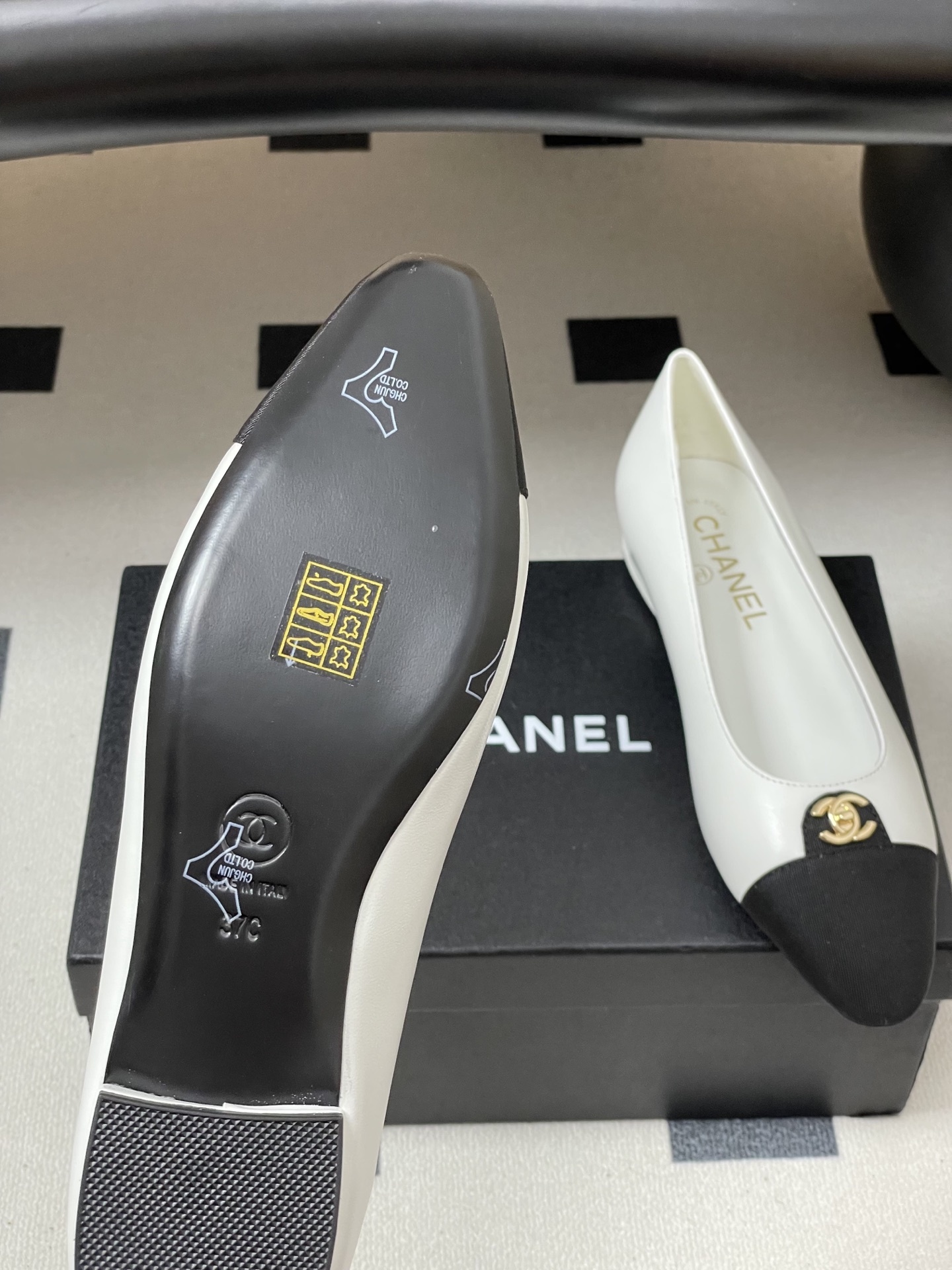 Chanel White Leather Cap-Toe Ballet Flats with Gold CC Logo