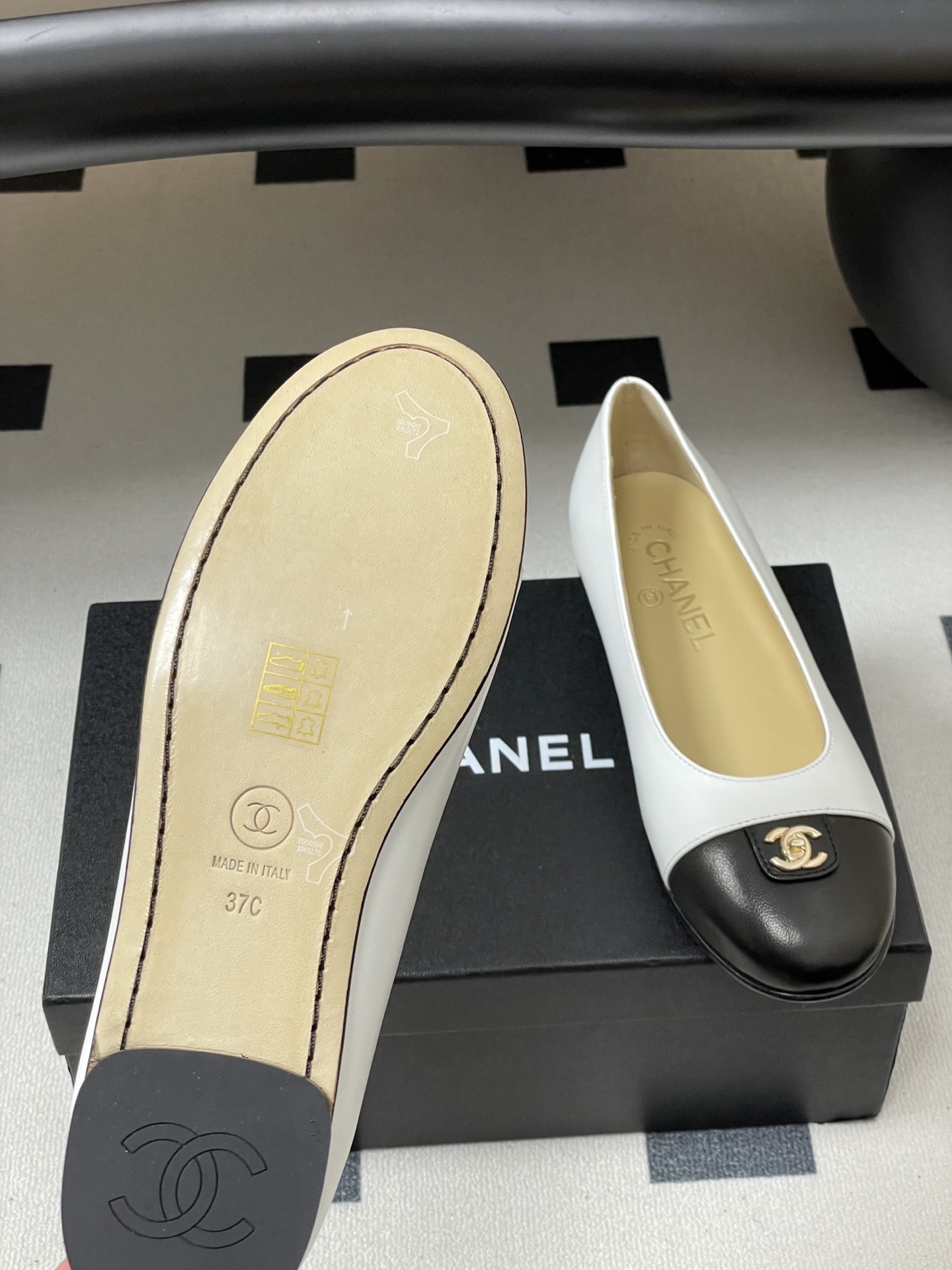 Chanel Classic Two-Tone Leather Ballet Flats - White & Black