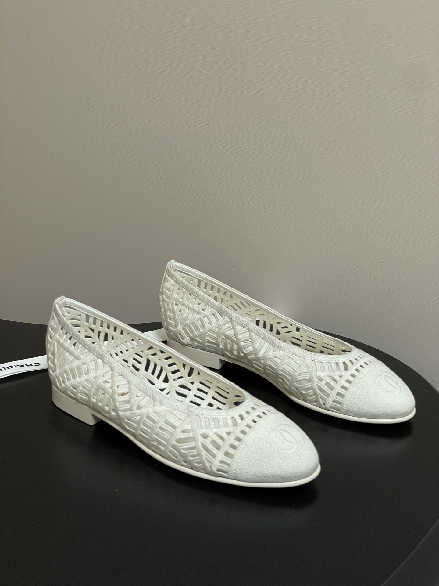 Chanel White Mesh Ballet Flats with CC Logo – Elegant Design