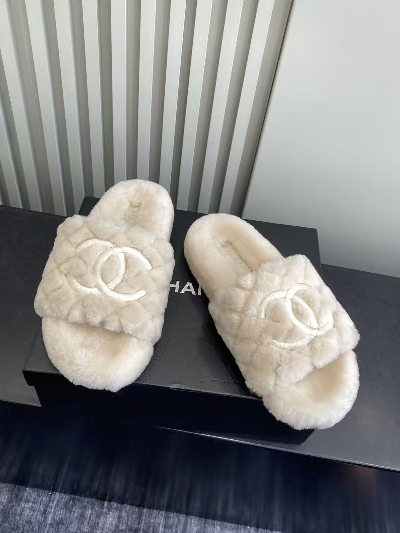 Luxury Quilted Faux Fur Slides - Designer Cream Plush Slippers