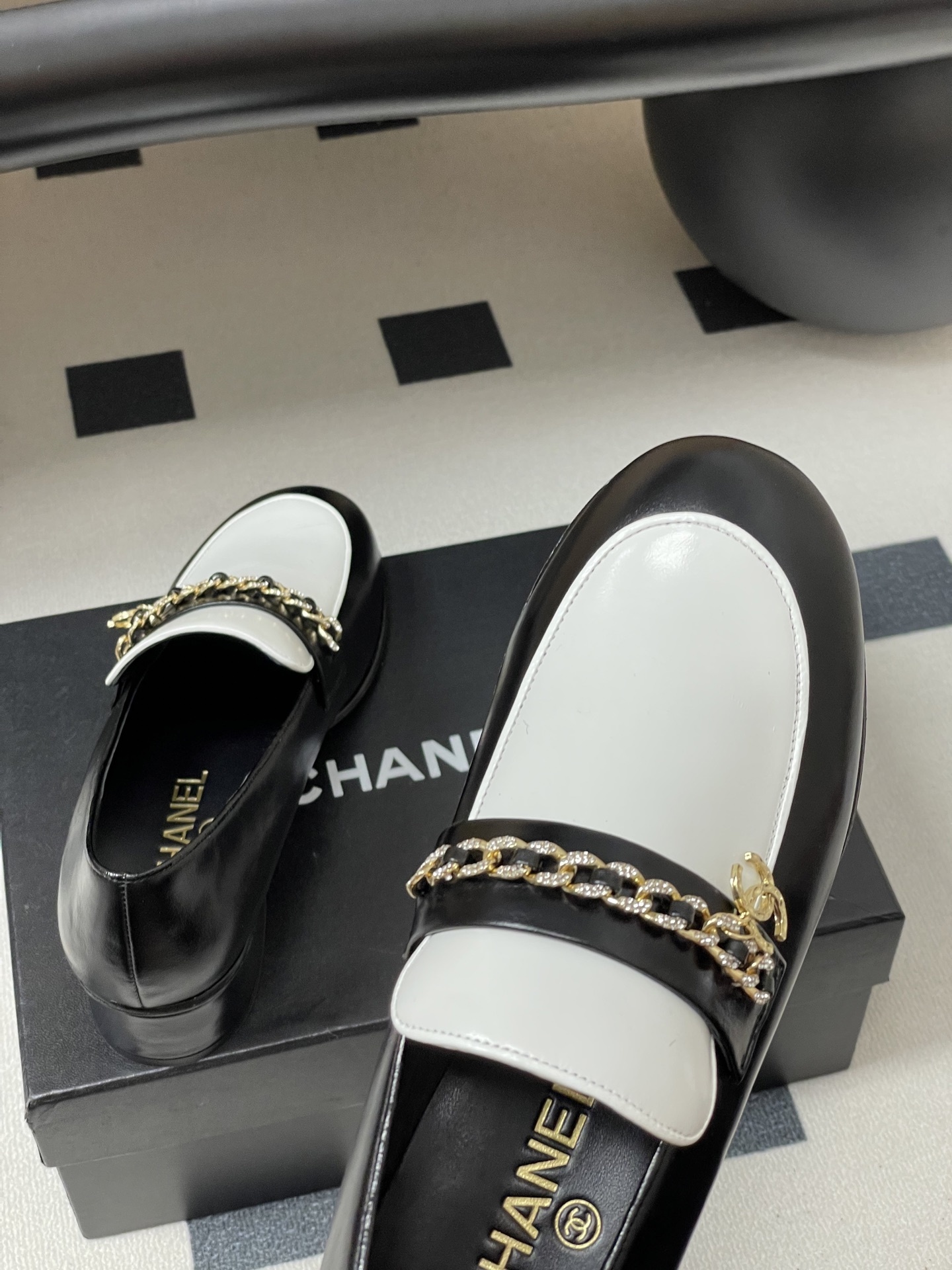 Elegant Two-Tone Leather Loafers with Gold Chain Detail