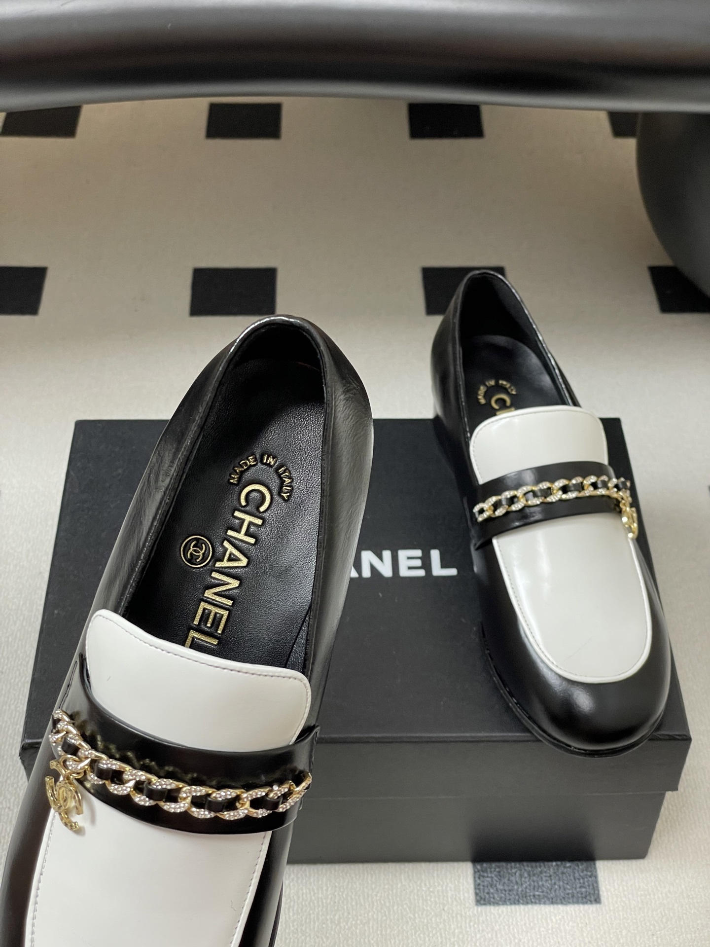 Elegant Two-Tone Leather Loafers with Gold Chain Detail