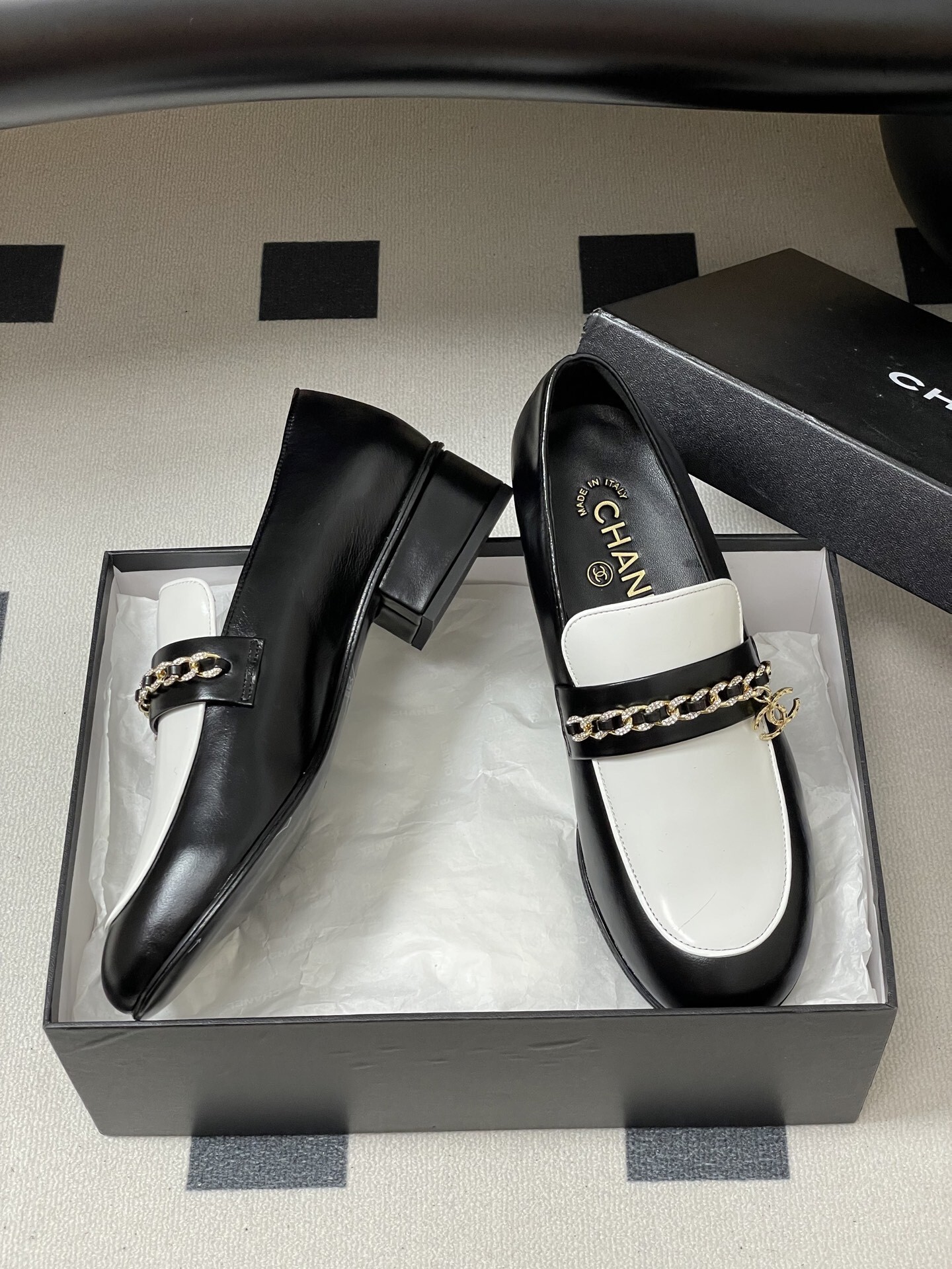 Elegant Two-Tone Leather Loafers with Gold Chain Detail