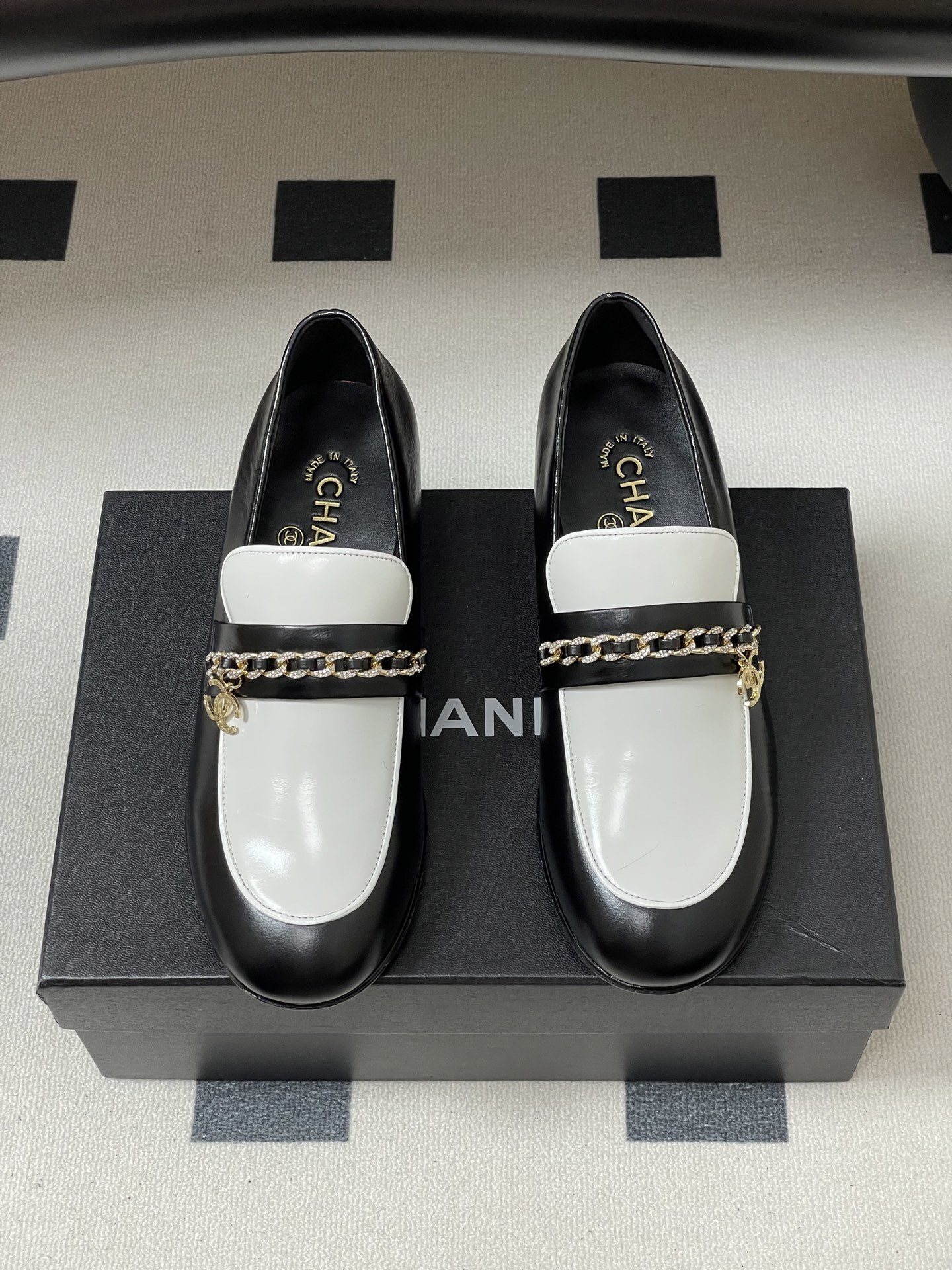 Elegant Two-Tone Leather Loafers with Gold Chain Detail