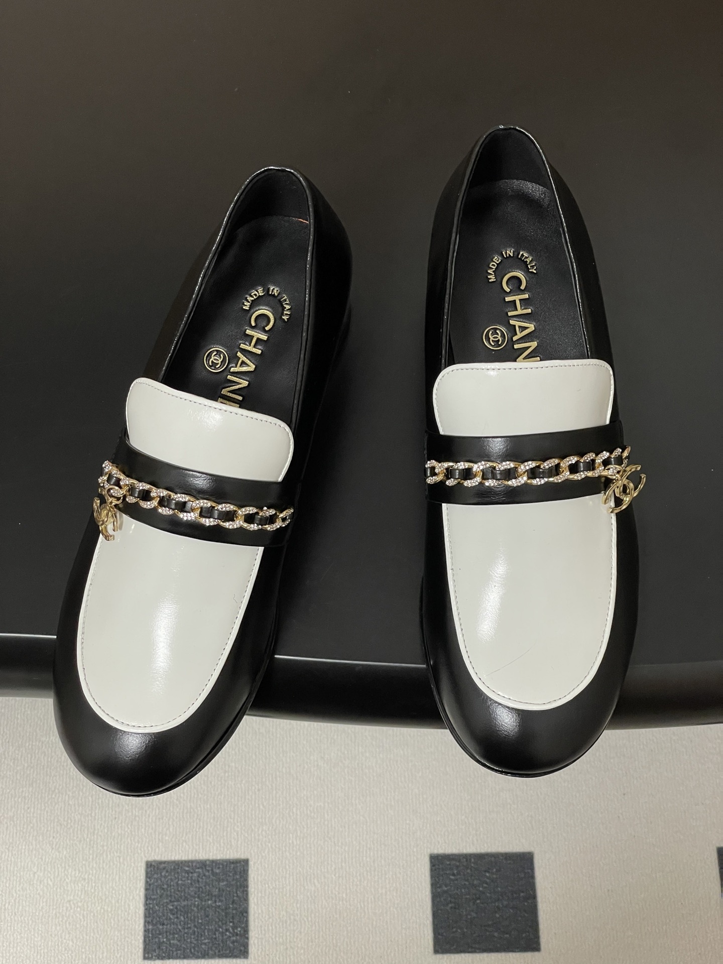 Elegant Two-Tone Leather Loafers with Gold Chain Detail