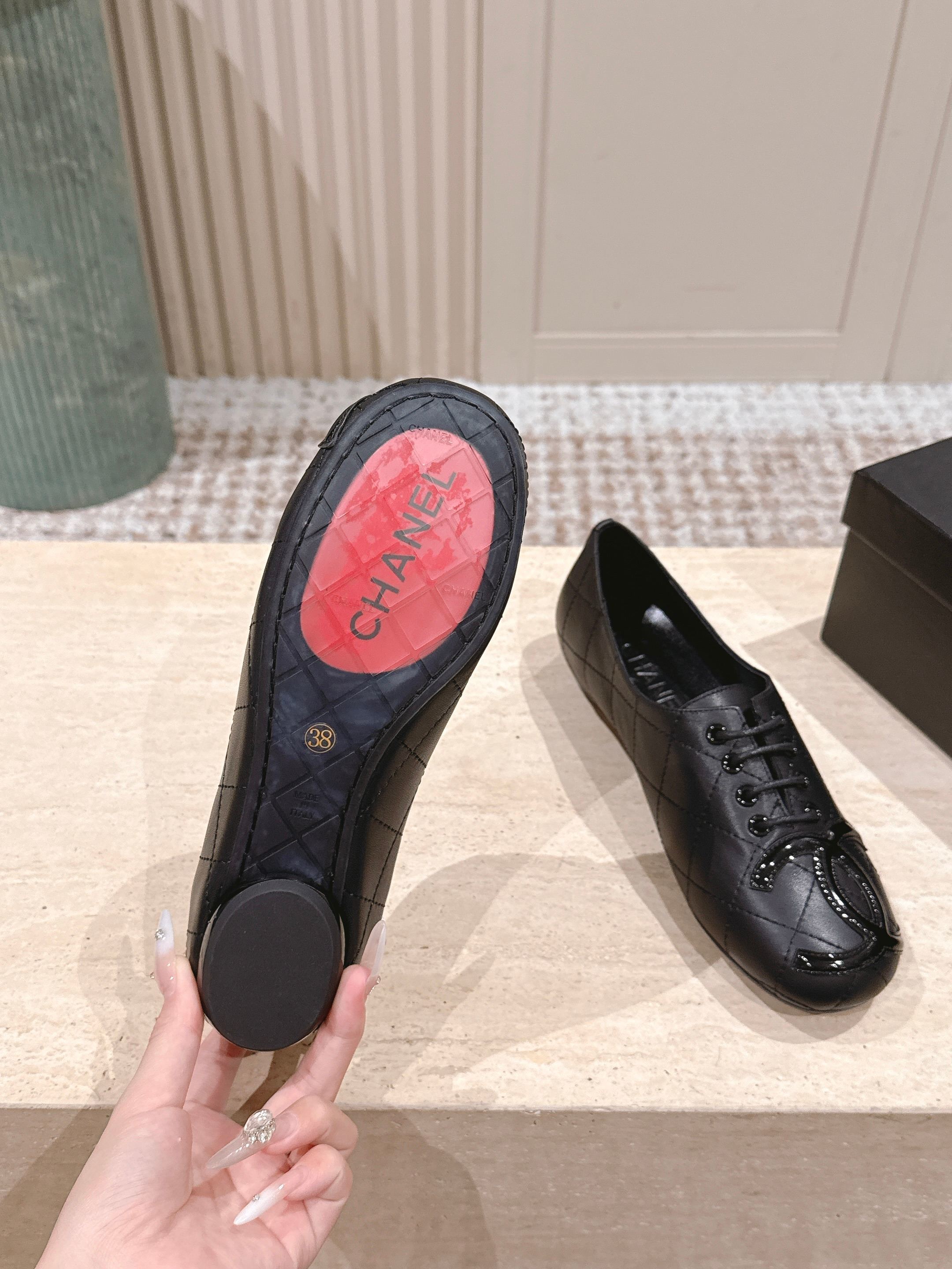 Luxury Black Quilted Leather Lace-up Flats with Patent Logo