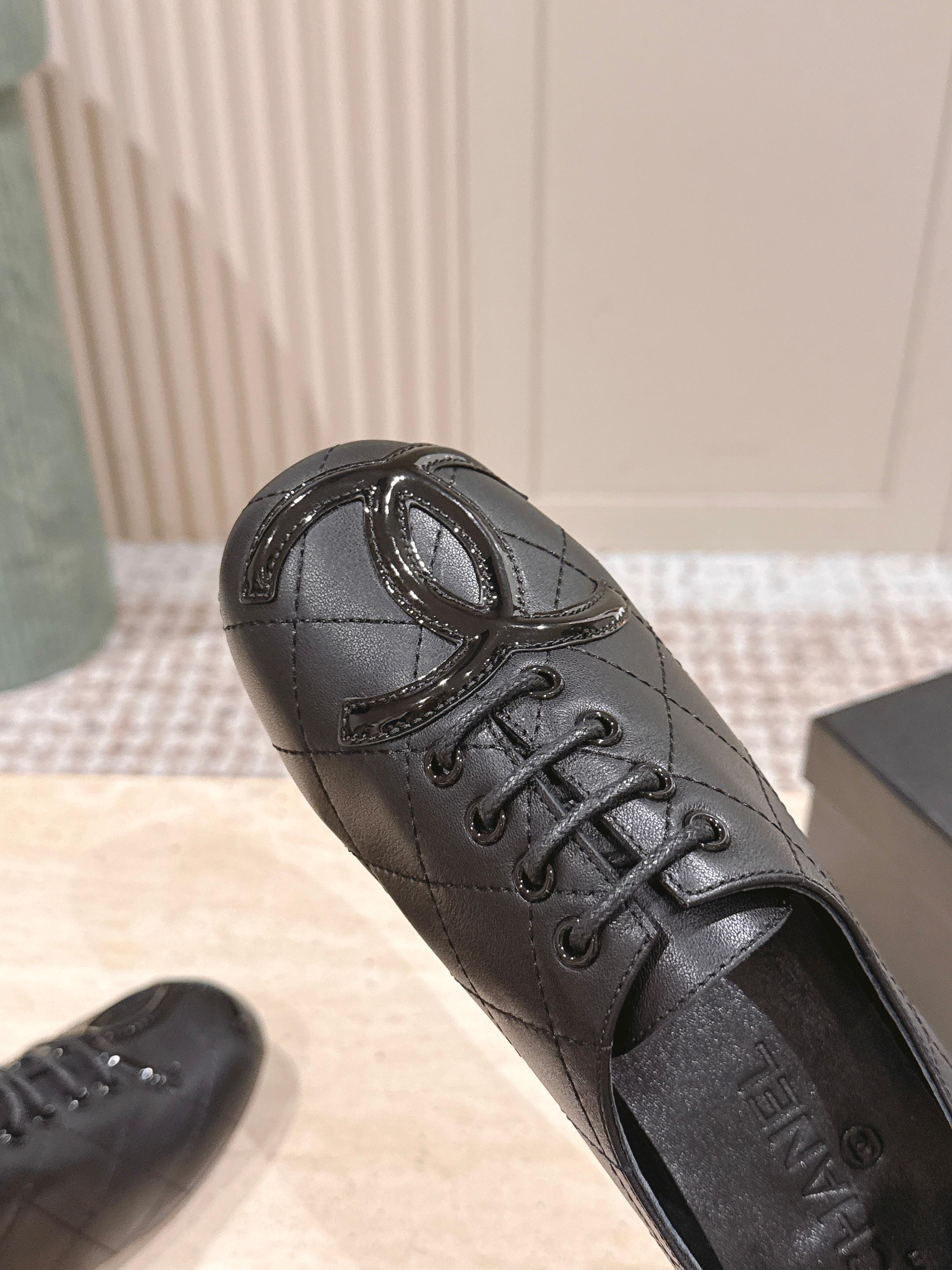 Luxury Black Quilted Leather Lace-up Flats with Patent Logo