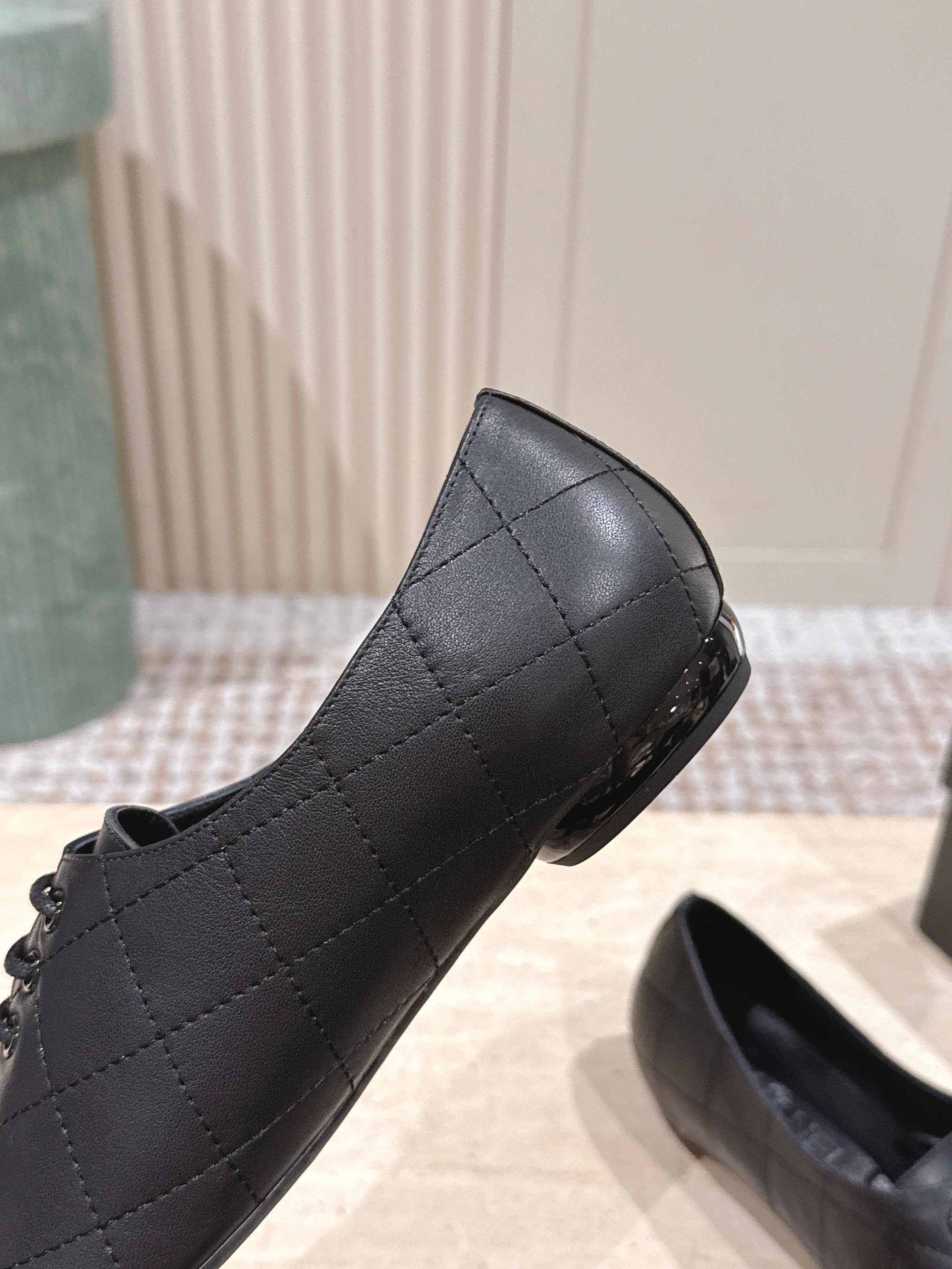 Luxury Black Quilted Leather Lace-up Flats with Patent Logo