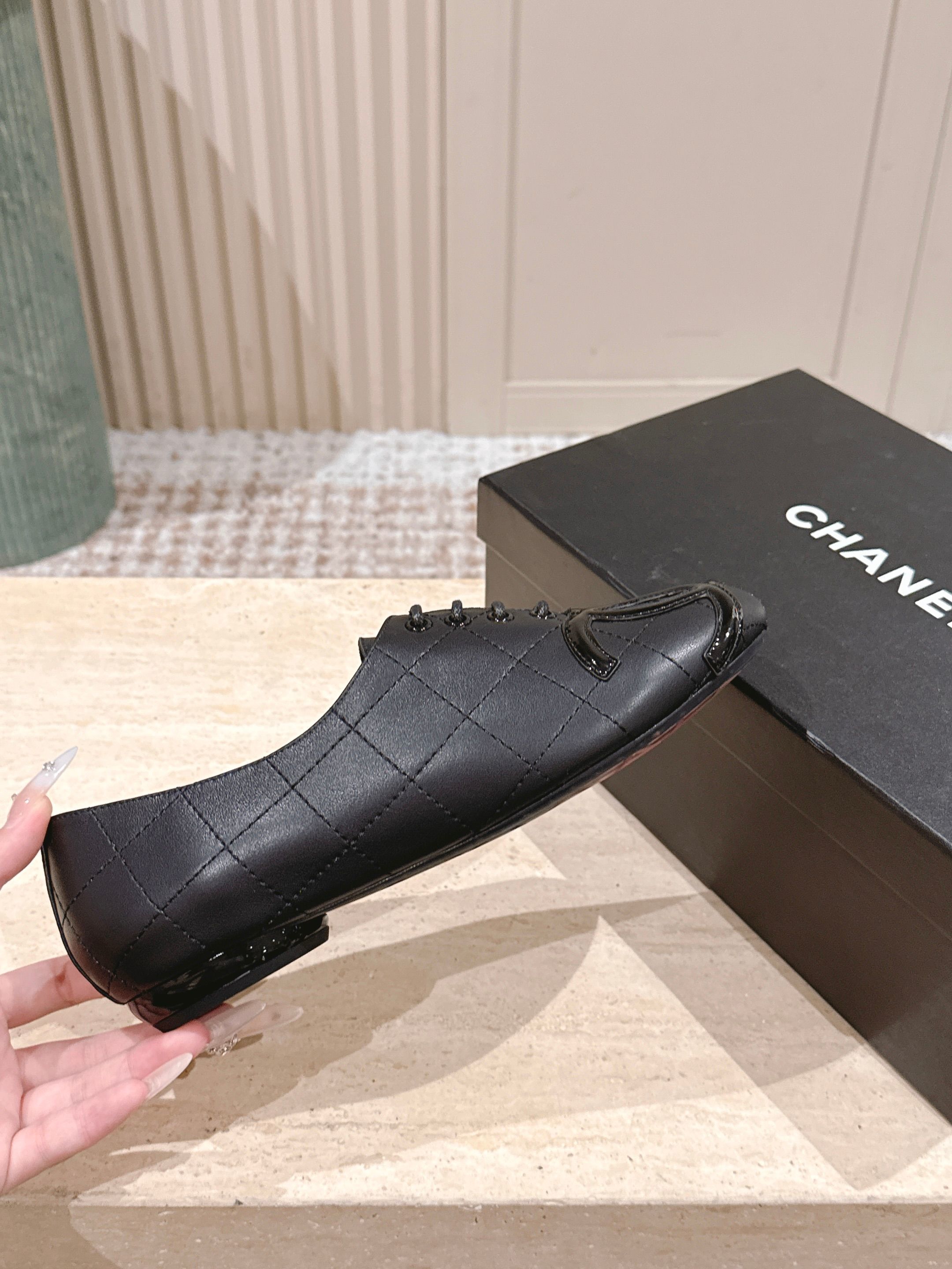 Luxury Black Quilted Leather Lace-up Flats with Patent Logo