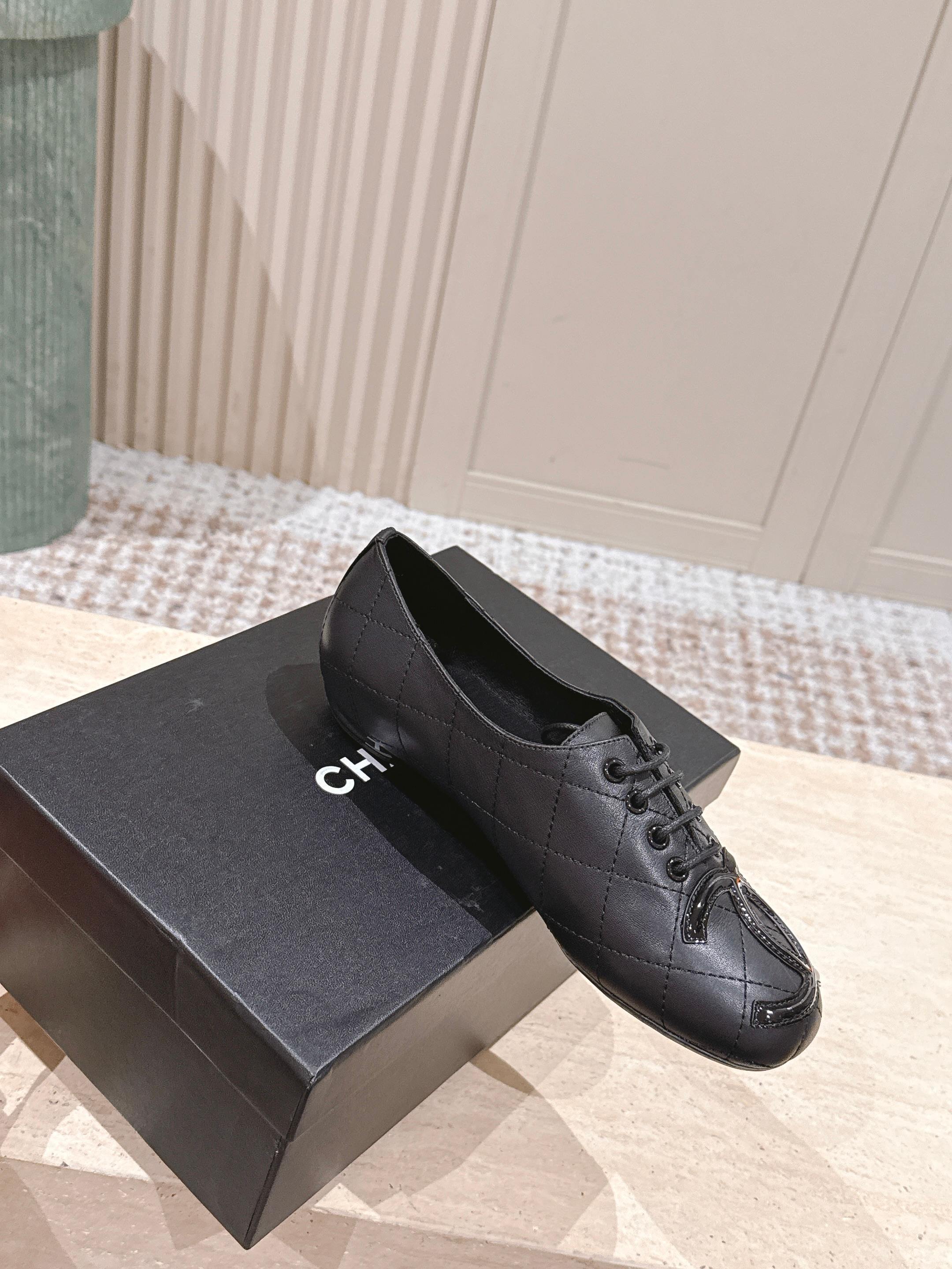 Luxury Black Quilted Leather Lace-up Flats with Patent Logo