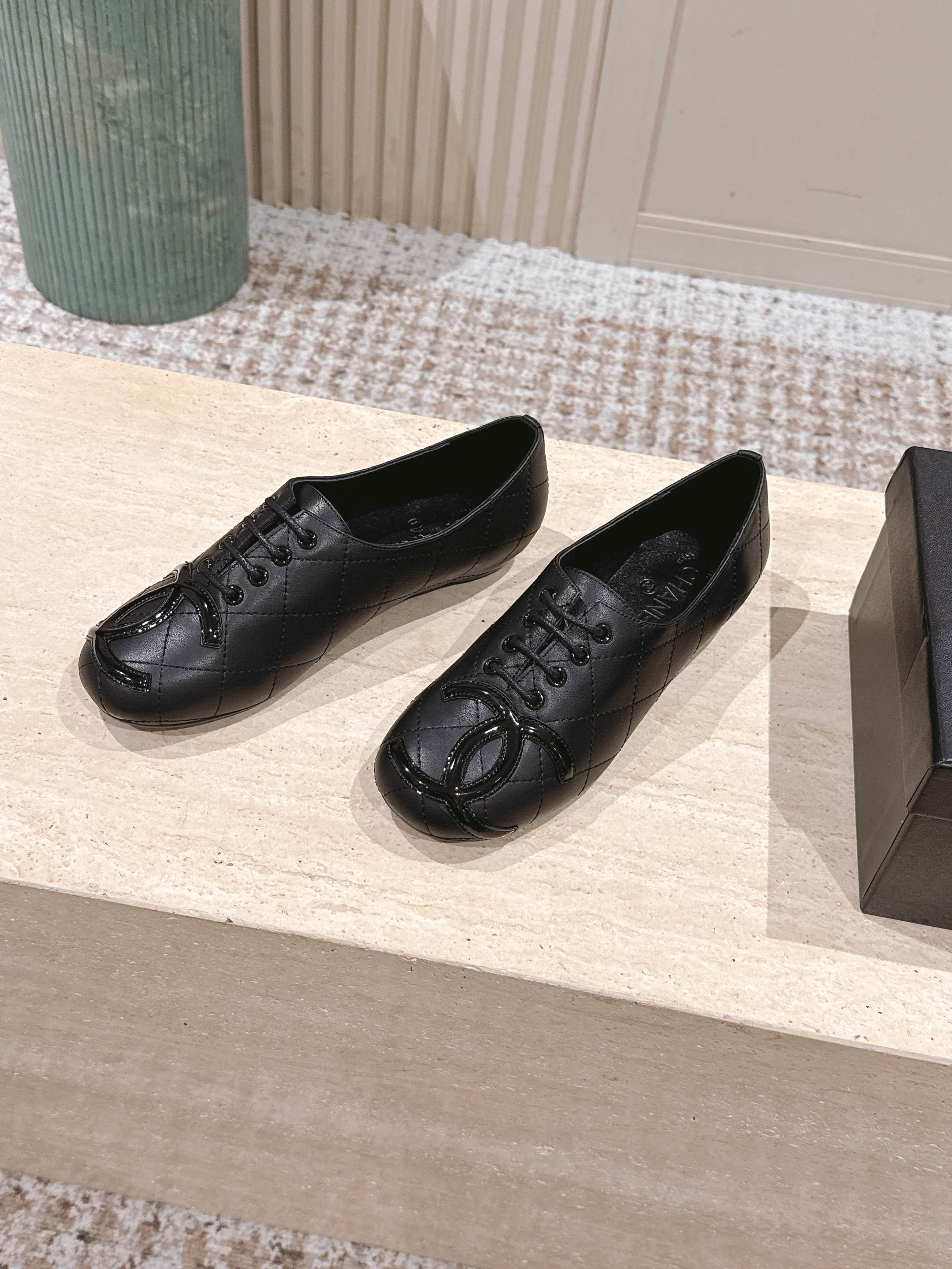 Luxury Black Quilted Leather Lace-up Flats with Patent Logo