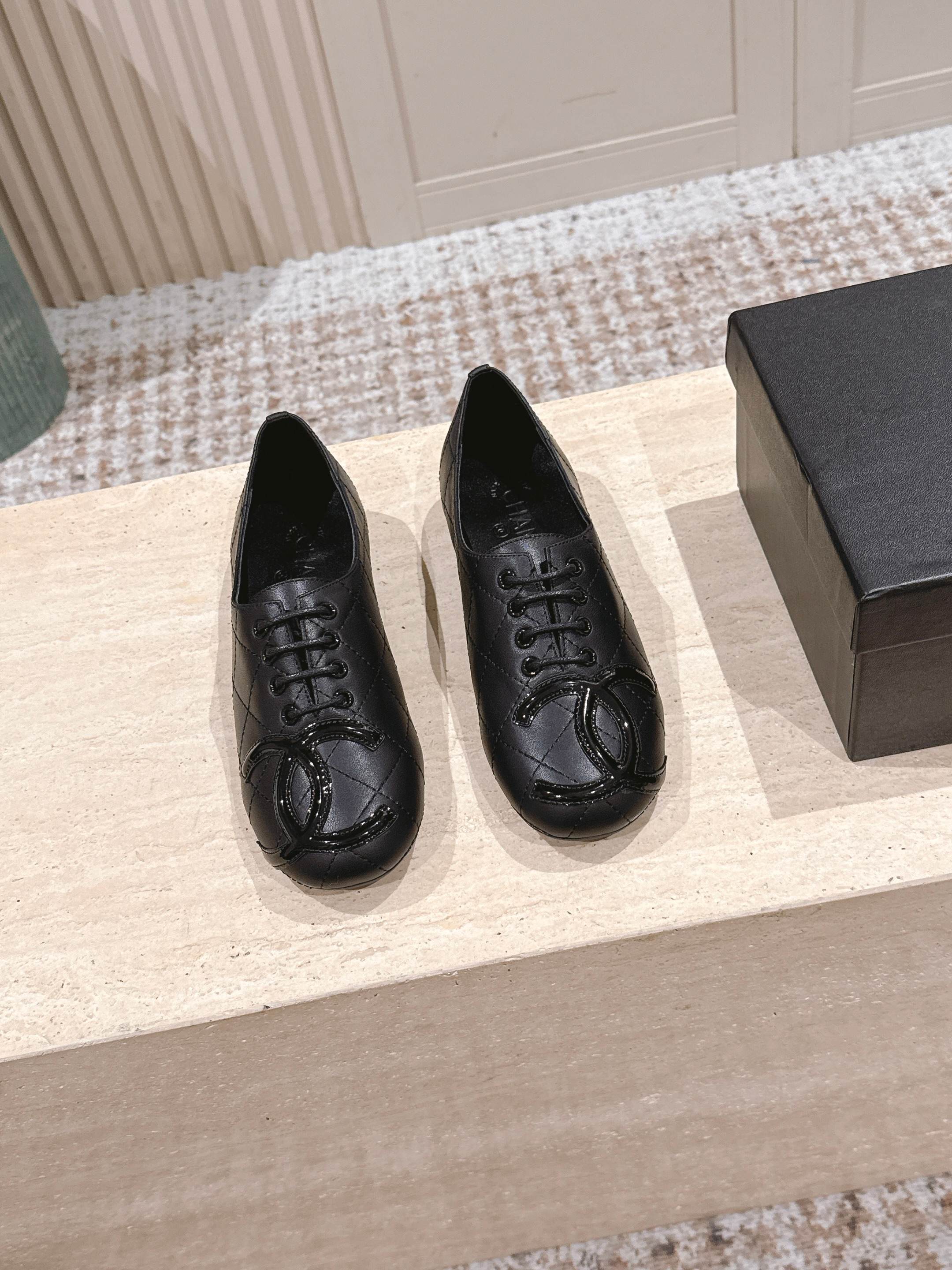 Luxury Black Quilted Leather Lace-up Flats with Patent Logo