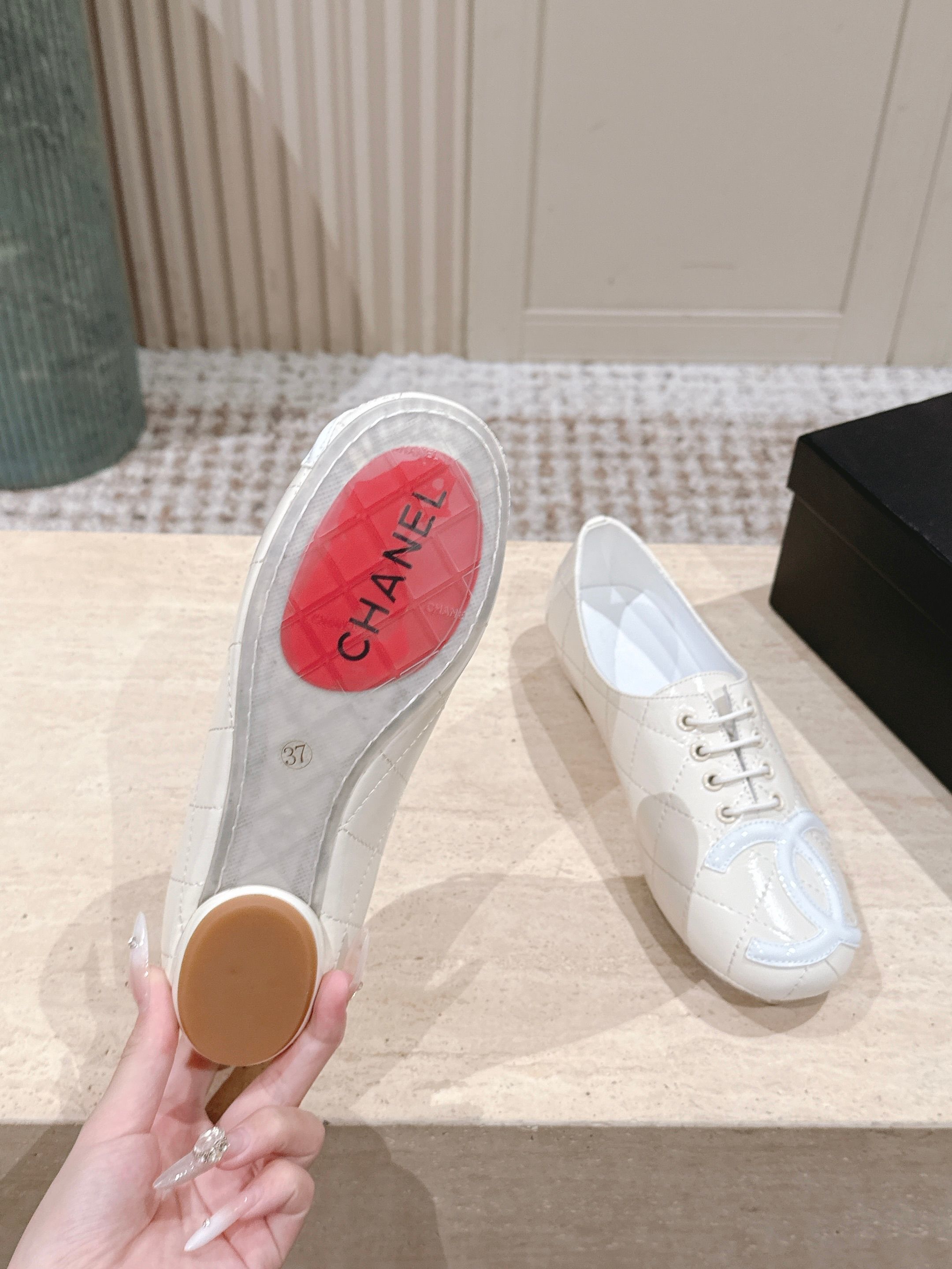 Women's Quilted Leather Lace-Up Flats - Elegant Cream CC Design