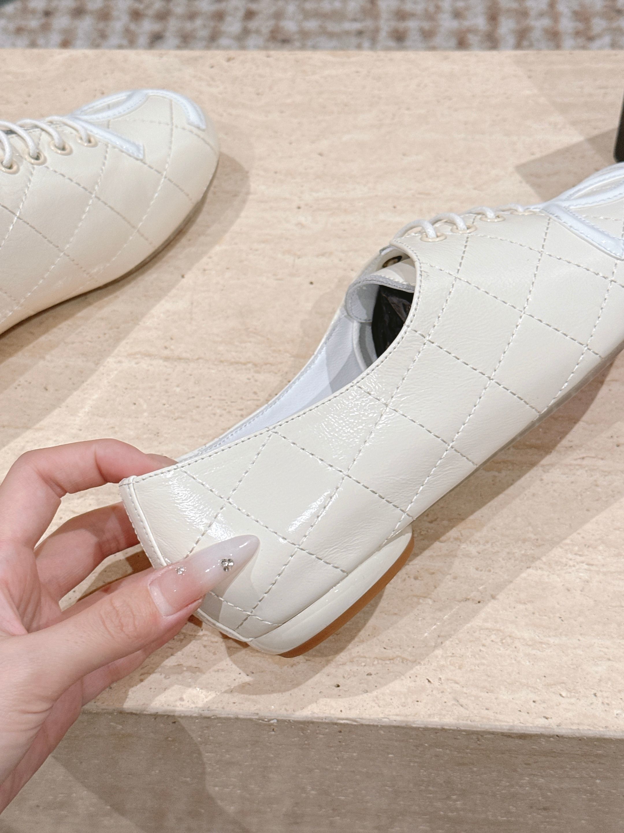 Women's Quilted Leather Lace-Up Flats - Elegant Cream CC Design