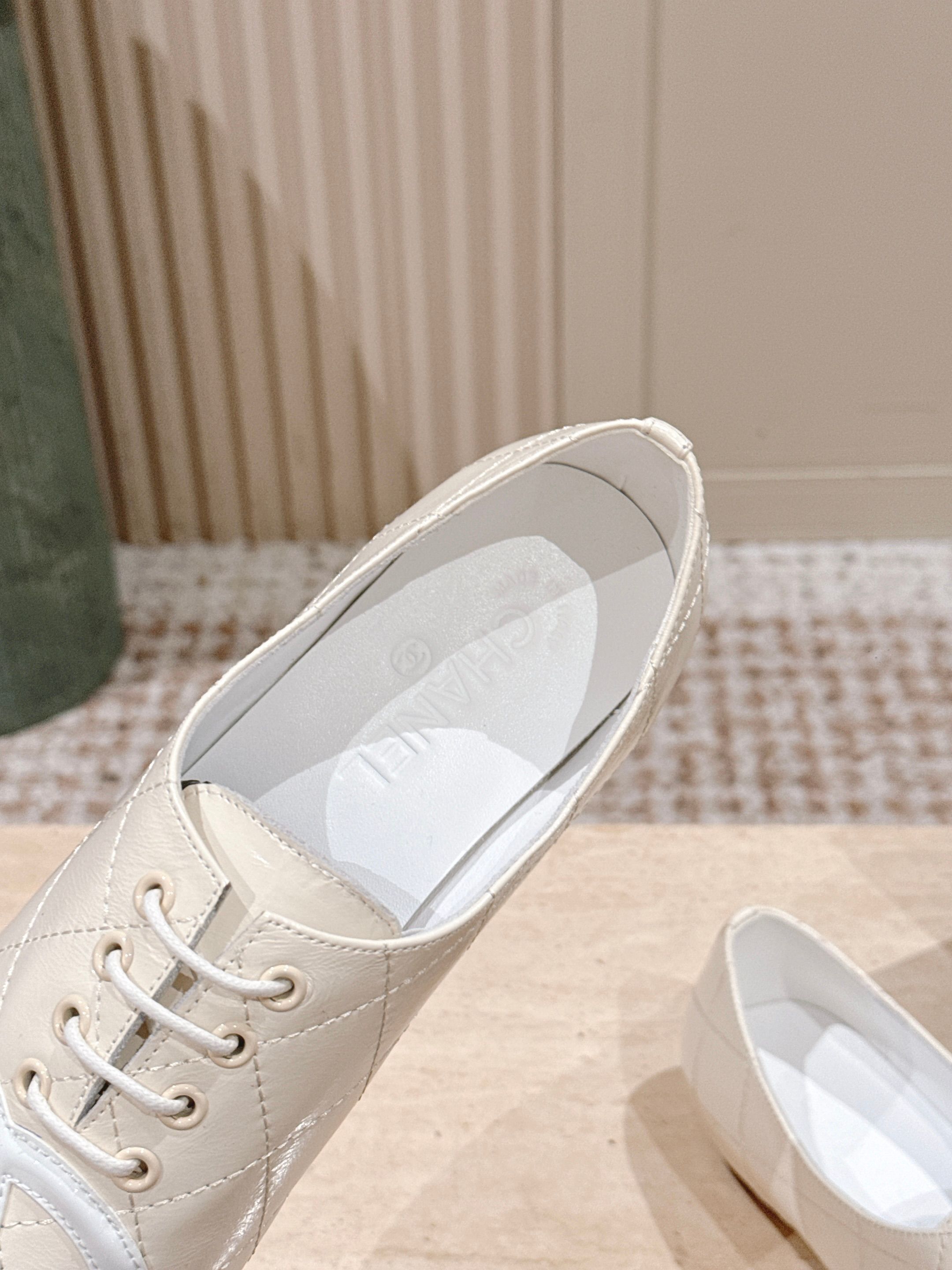 Women's Quilted Leather Lace-Up Flats - Elegant Cream CC Design