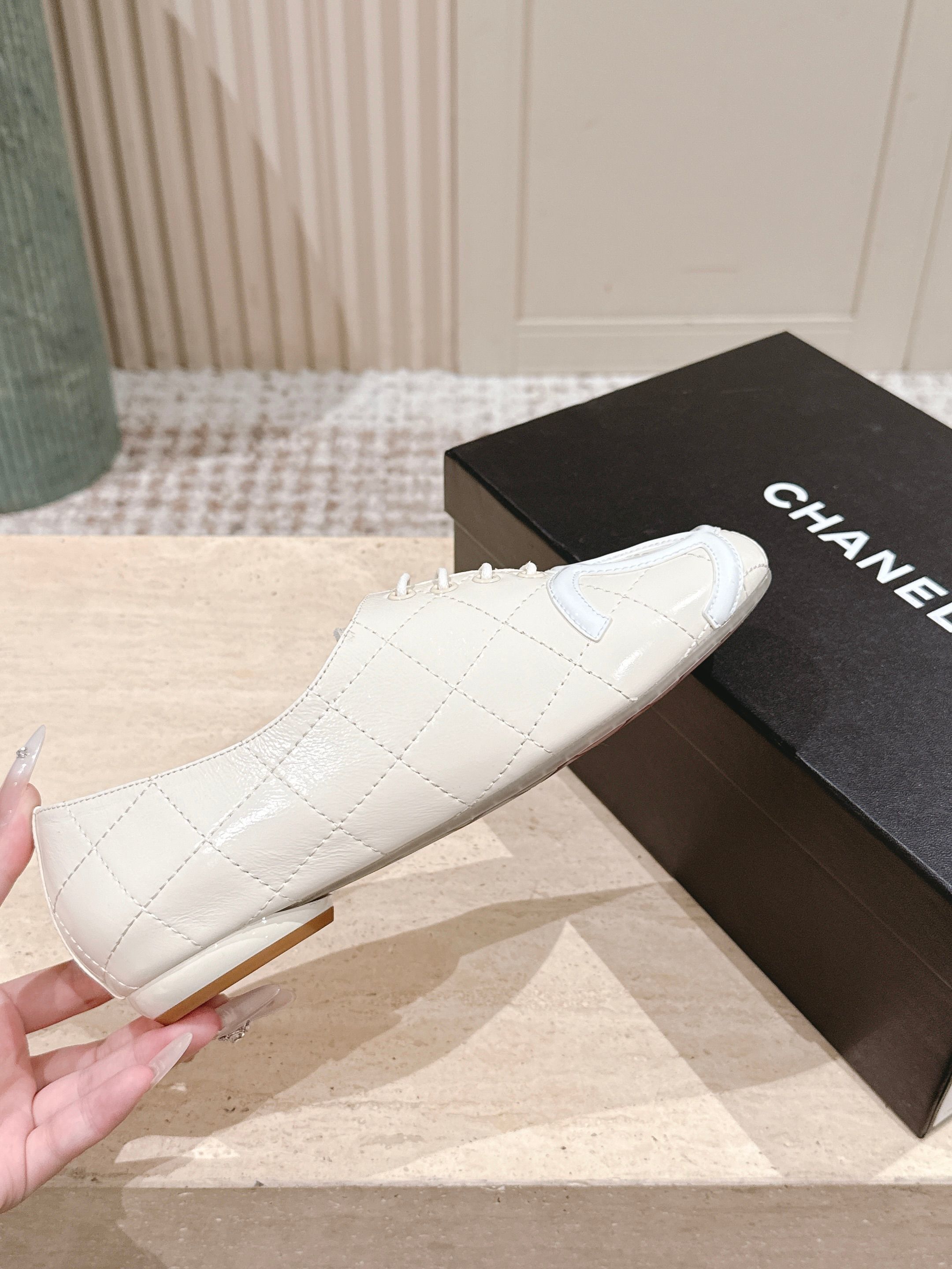 Women's Quilted Leather Lace-Up Flats - Elegant Cream CC Design