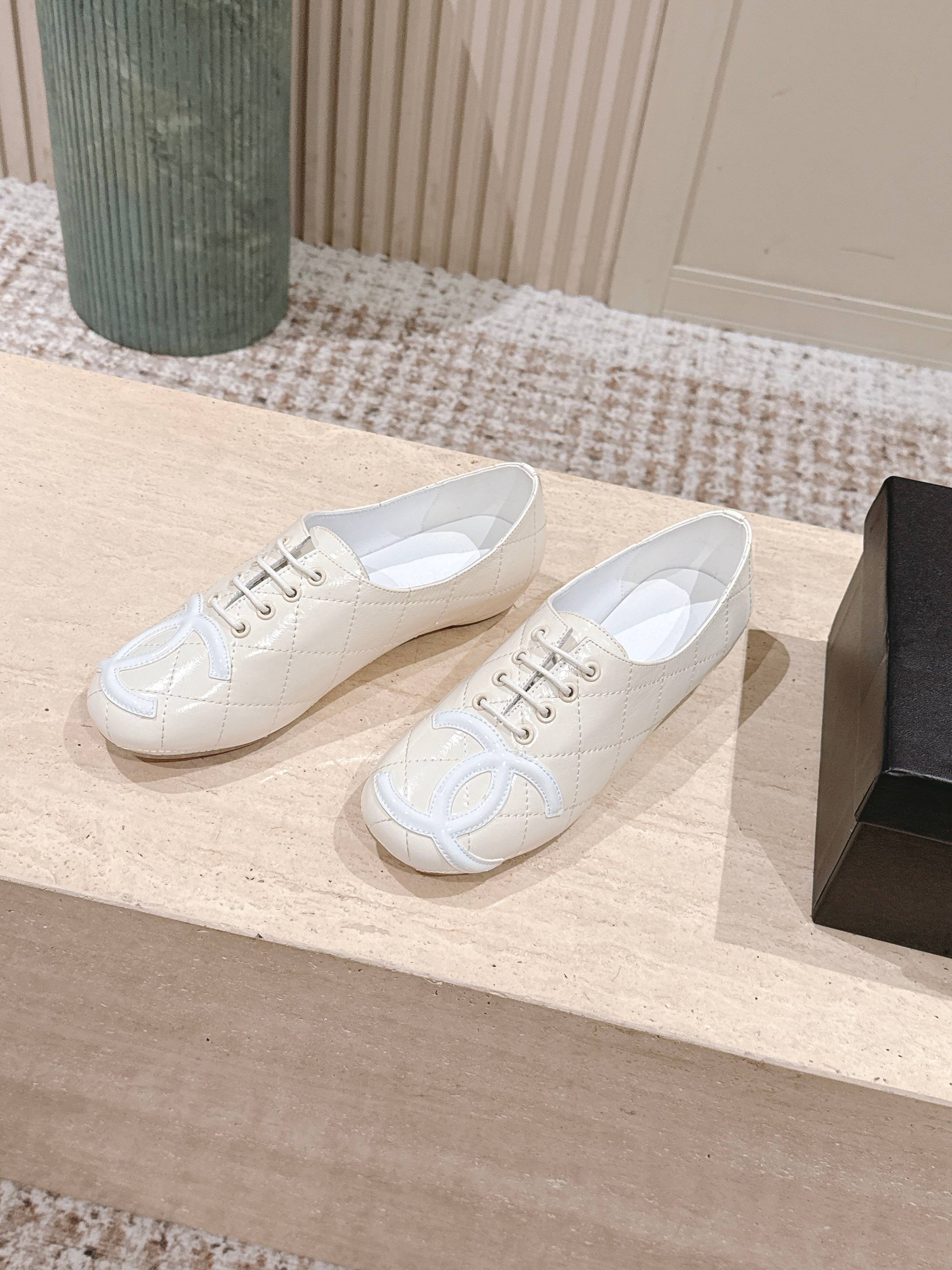 Women's Quilted Leather Lace-Up Flats - Elegant Cream CC Design