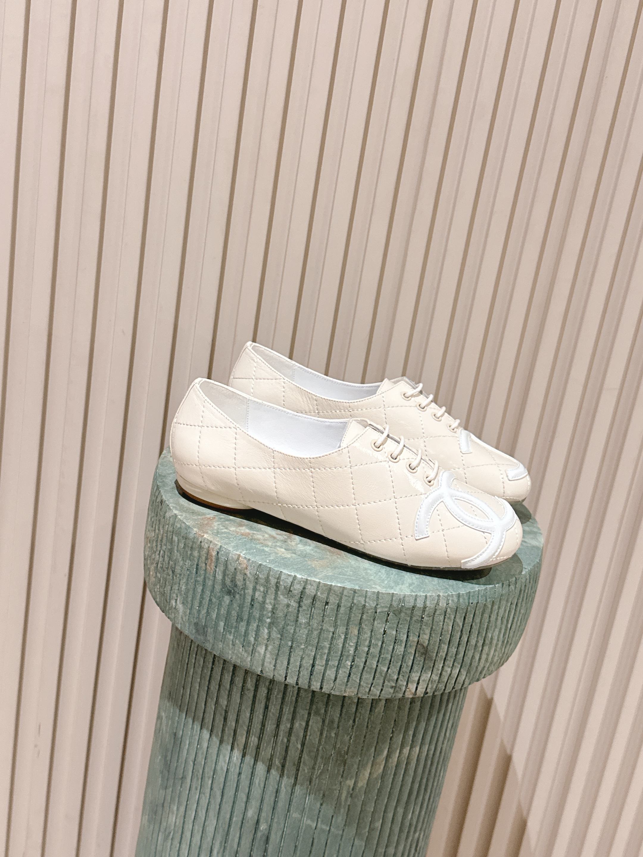 Women’s Quilted Leather Lace-Up Flats – Elegant Cream CC Design