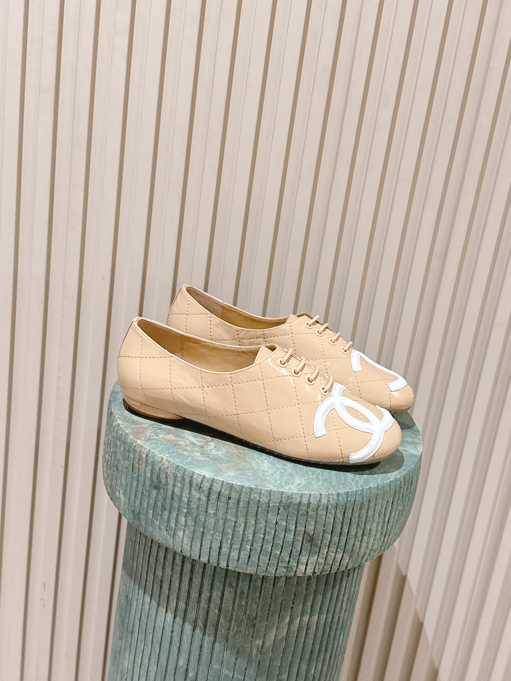 Luxury Quilted Beige Flats – Elegant Lace-Up Ballet Shoes for Women