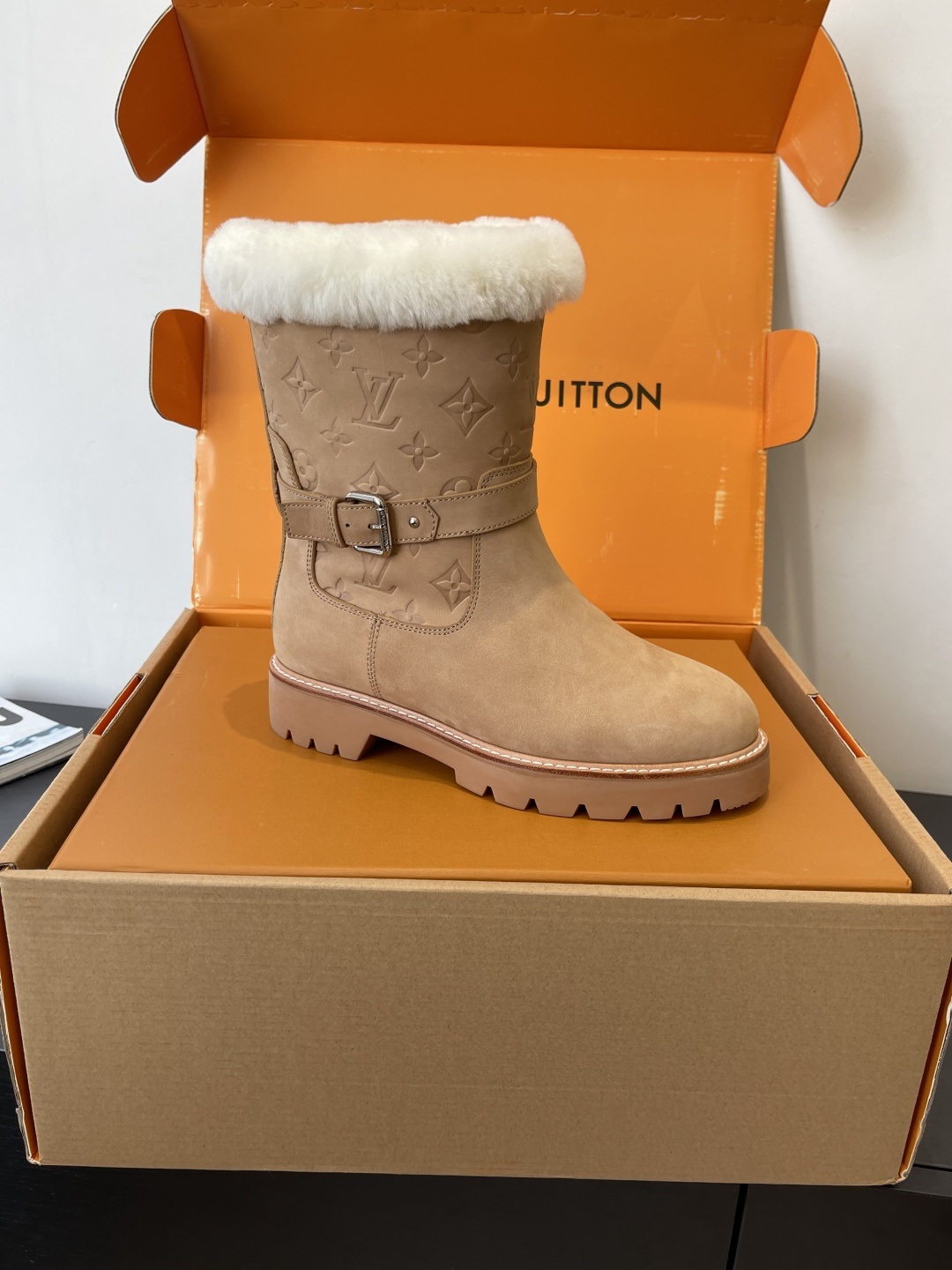 Louis Vuitton Aspen Flat Ankle Boots - Beige Suede Shearling