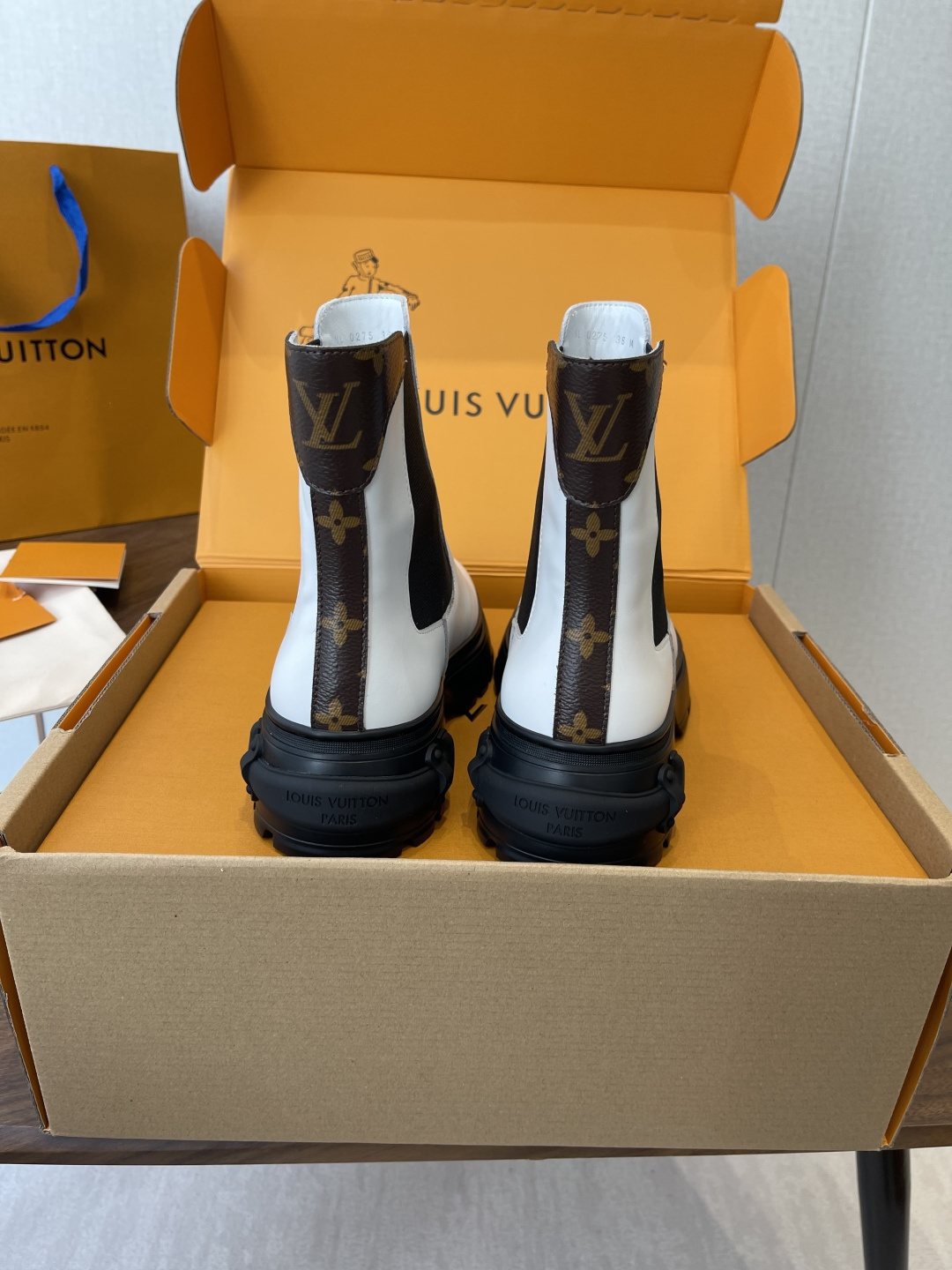 LV 01209 Louis Vuitton White Leather Chelsea Boots with Chunky Platform Sole