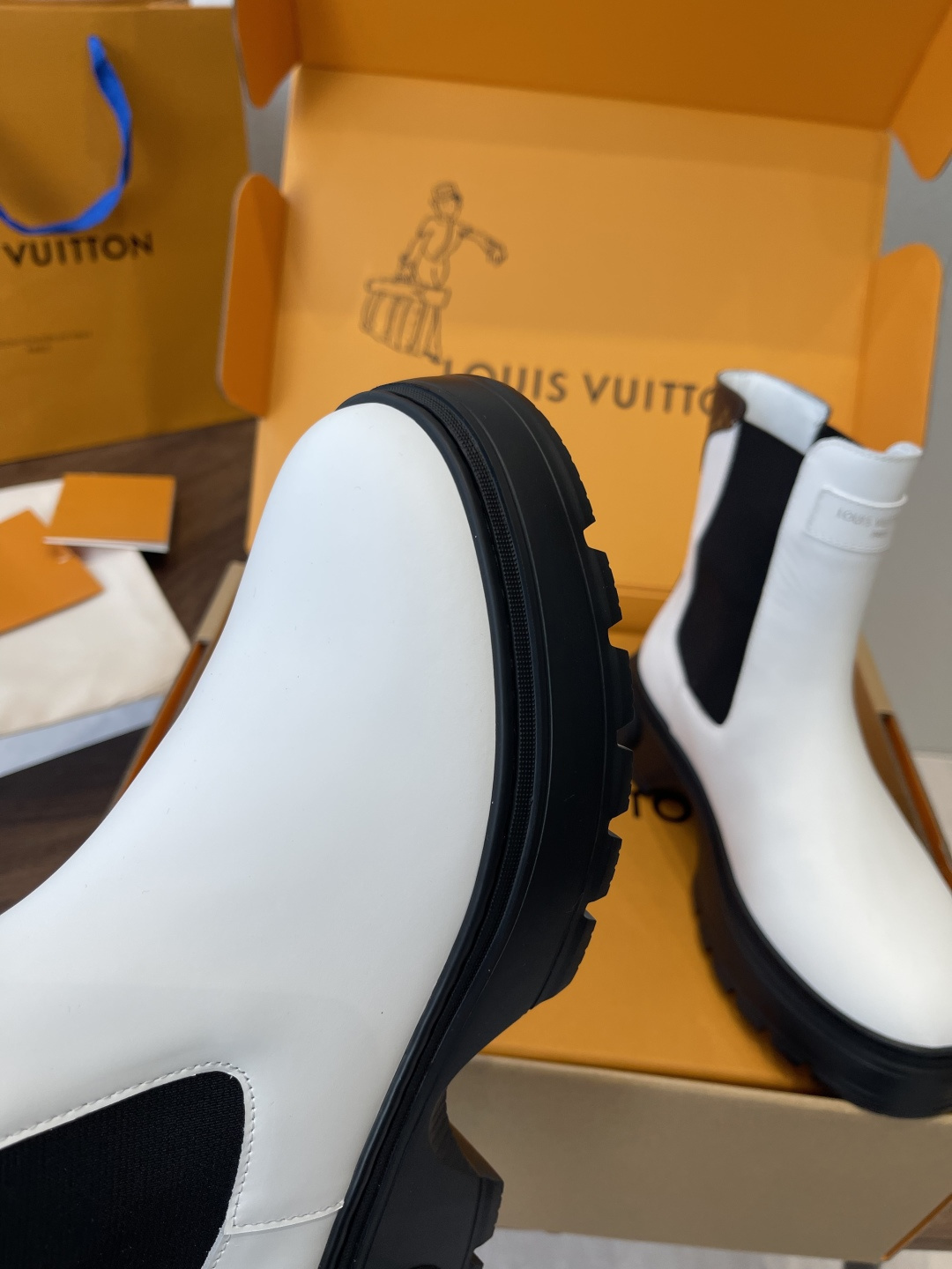 LV 01209 Louis Vuitton White Leather Chelsea Boots with Chunky Platform Sole