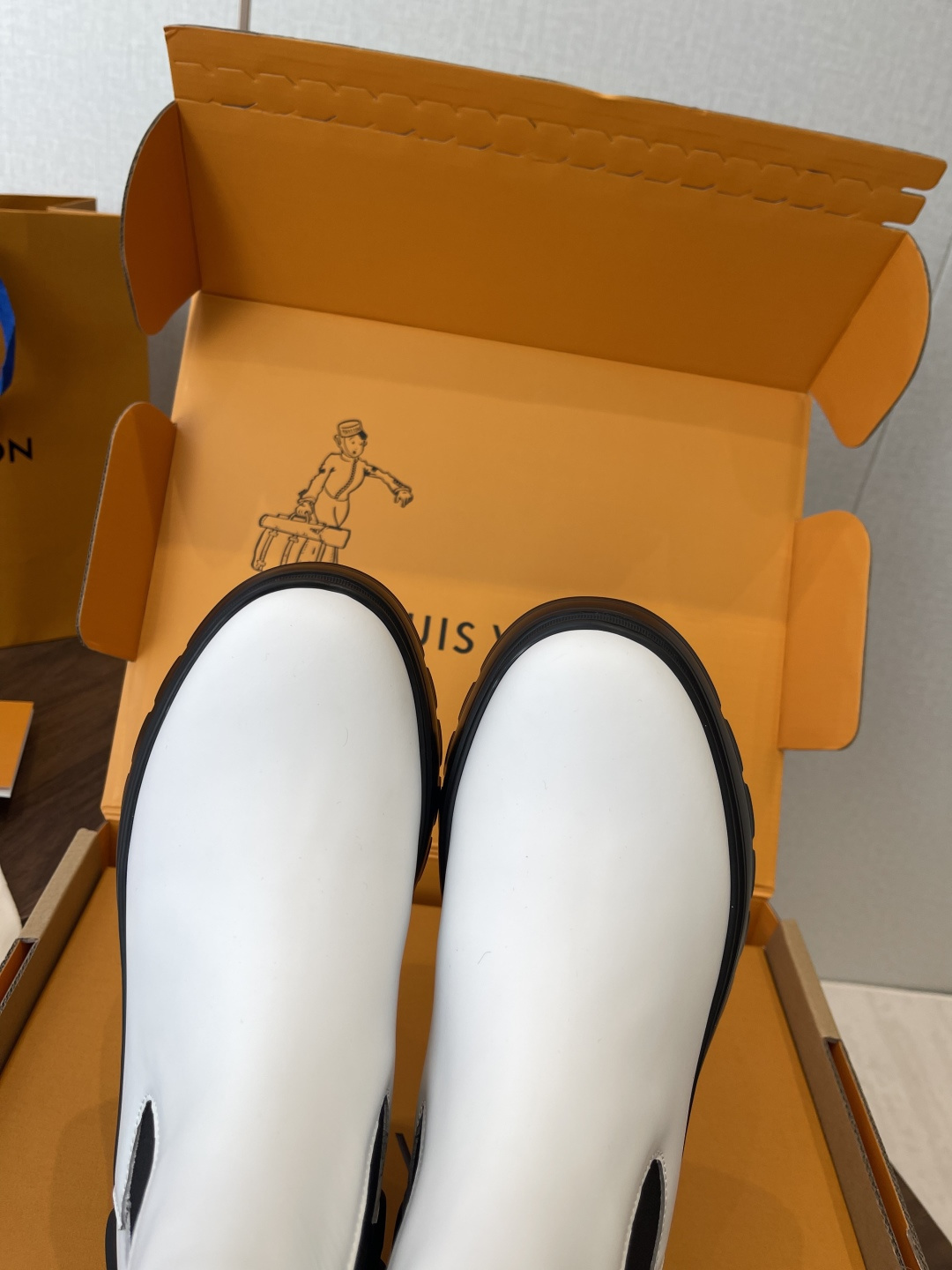 LV 01209 Louis Vuitton White Leather Chelsea Boots with Chunky Platform Sole