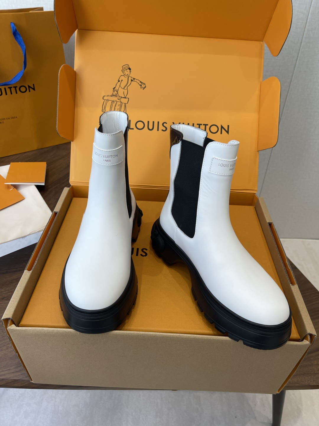 LV 01209 Louis Vuitton White Leather Chelsea Boots with Chunky Platform Sole