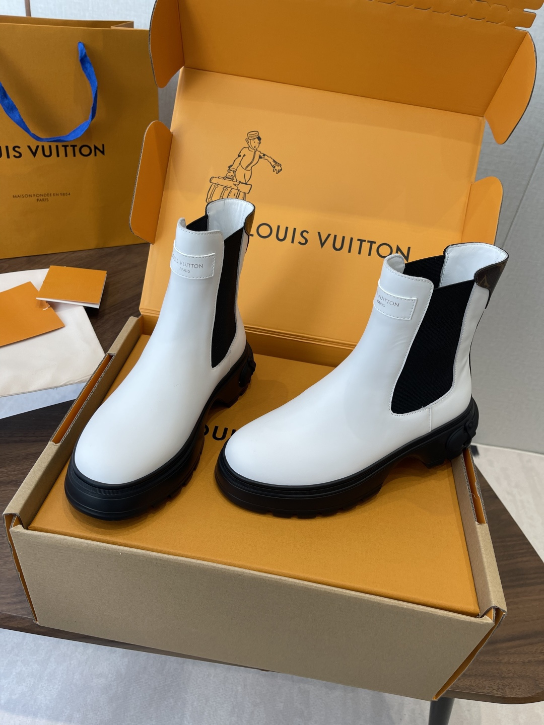 LV 01209 Louis Vuitton White Leather Chelsea Boots with Chunky Platform Sole