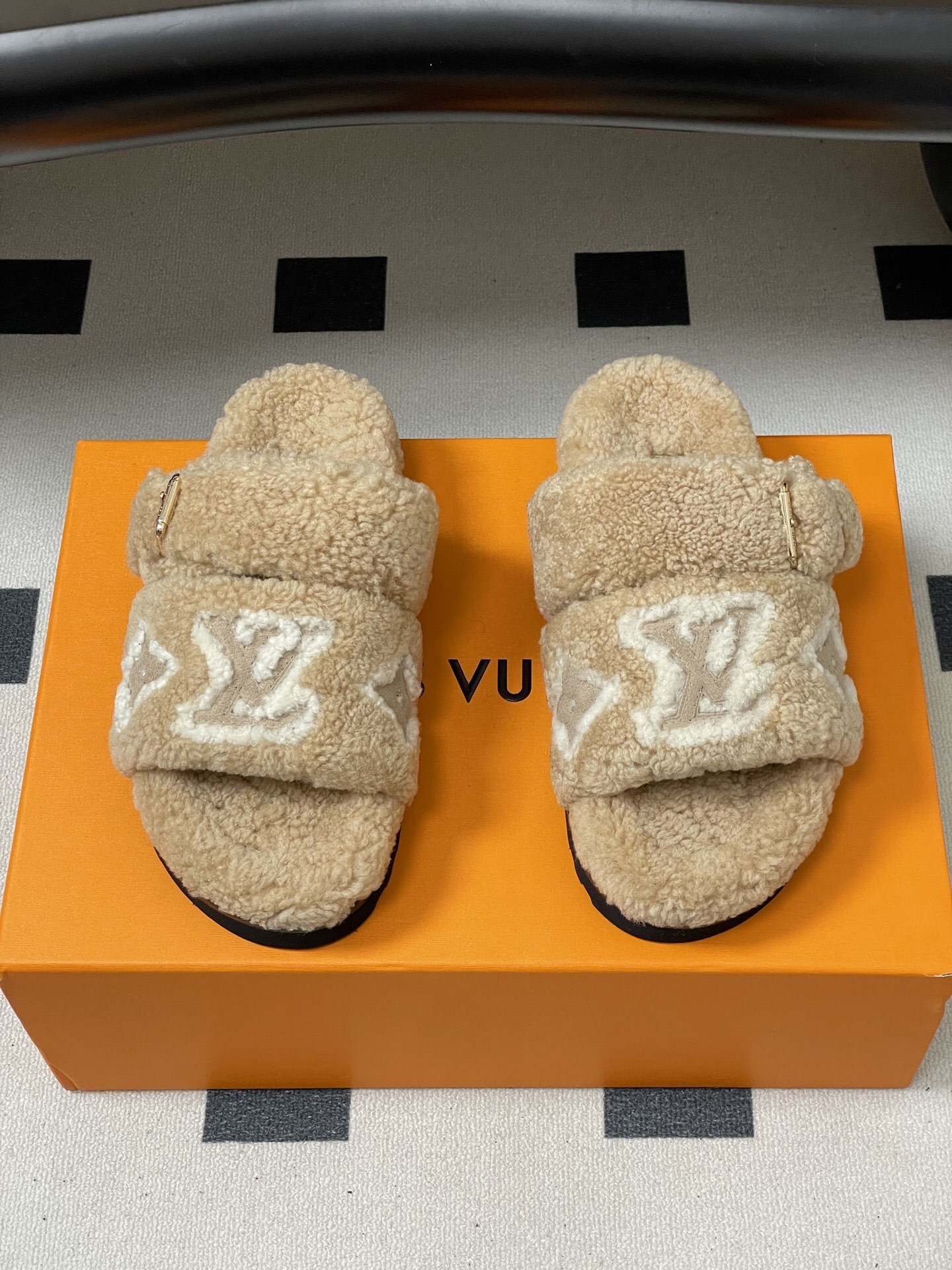 Louis Vuitton Paseo Comfort Shearling Flat Sandals - Beige