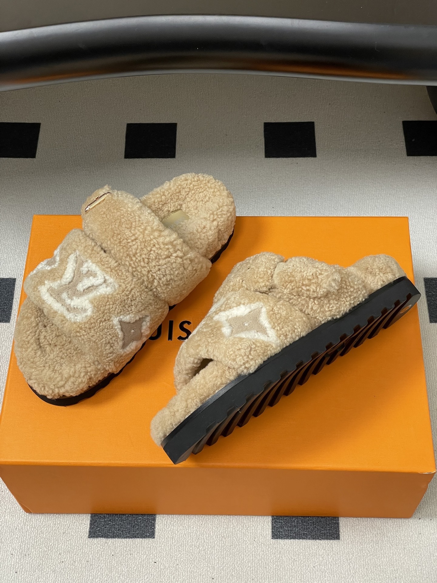 Louis Vuitton Paseo Comfort Shearling Flat Sandals - Beige