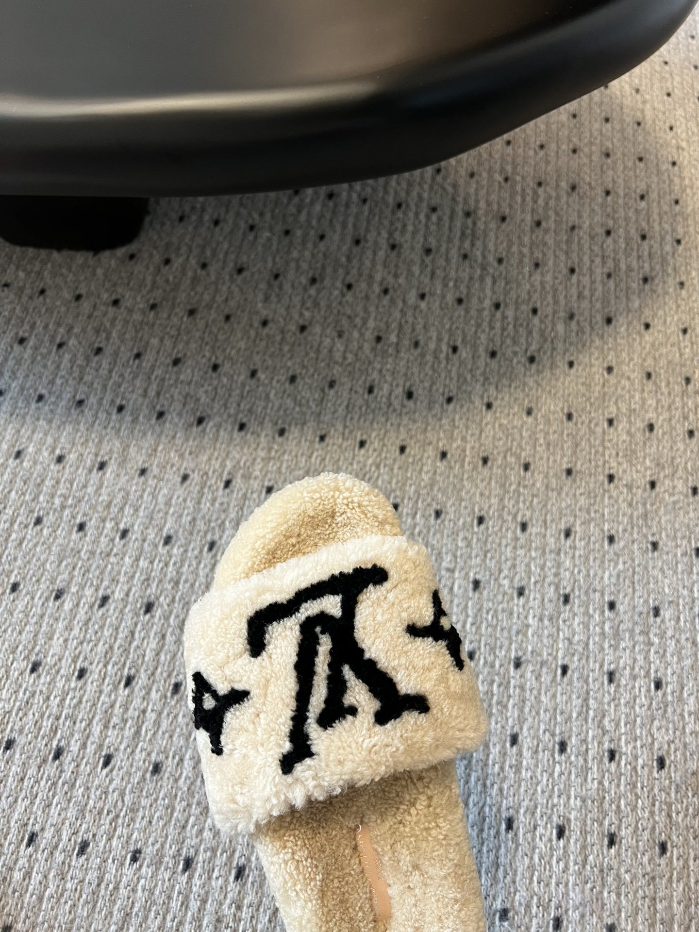 Louis Vuitton Luxury Plush Shearling Slippers - Off-White/Black