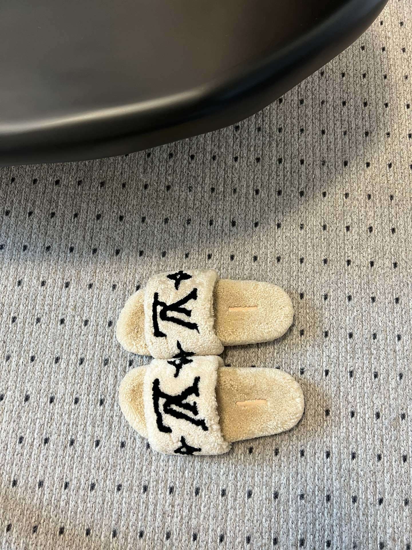 Louis Vuitton Luxury Plush Shearling Slippers - Off-White/Black