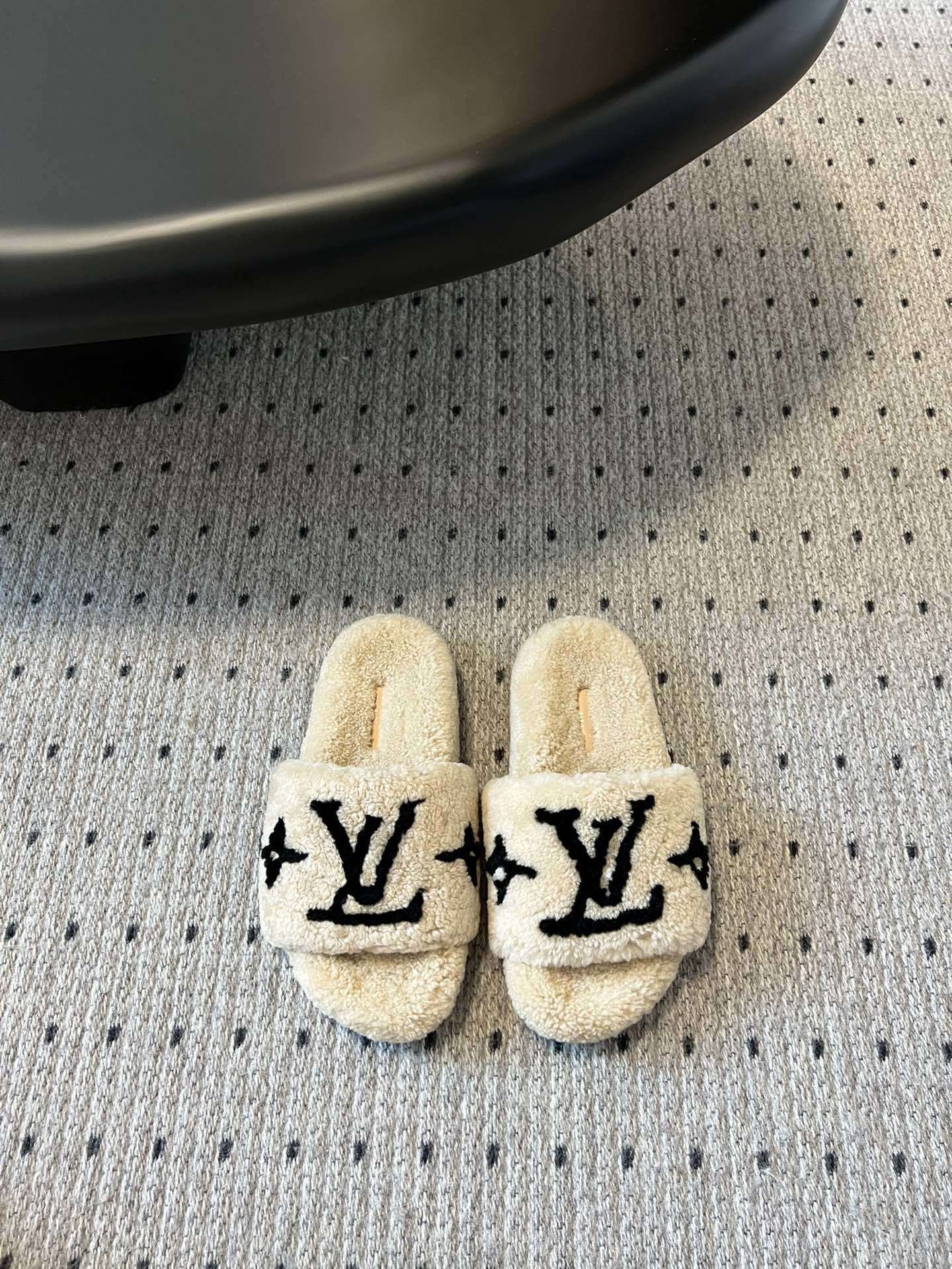 Louis Vuitton Luxury Plush Shearling Slippers – Off-White/Black